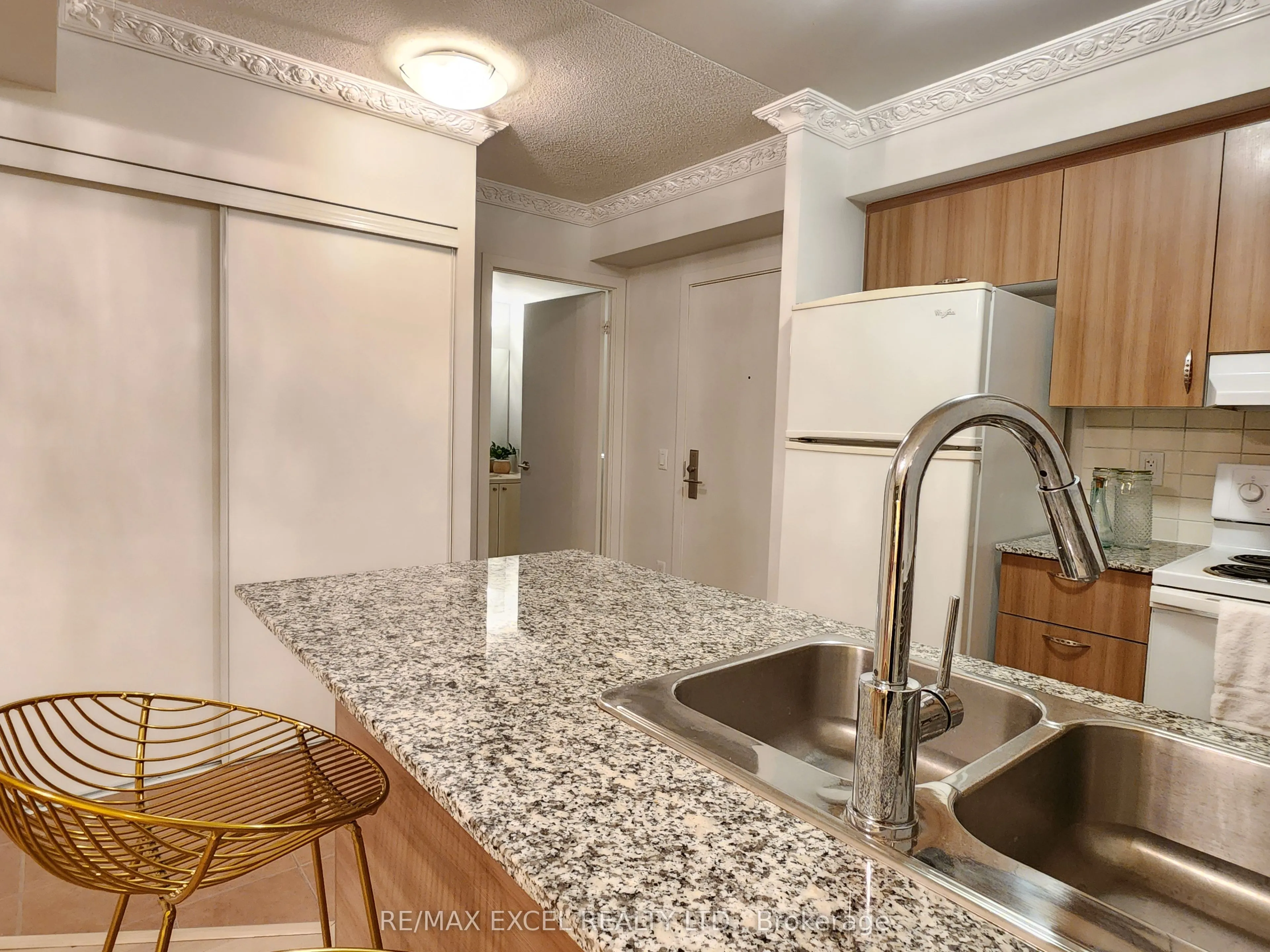 5740 Yonge Street, #803