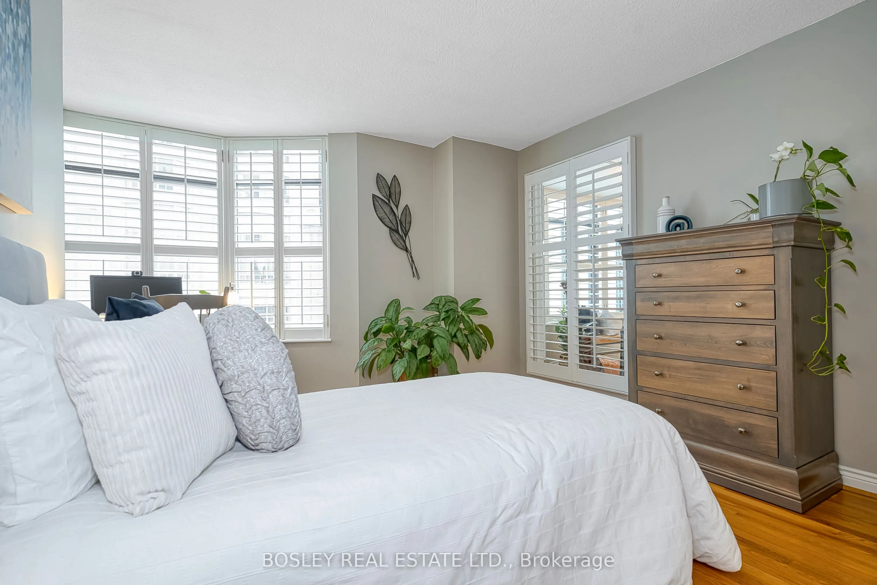 135 George Street S, #402