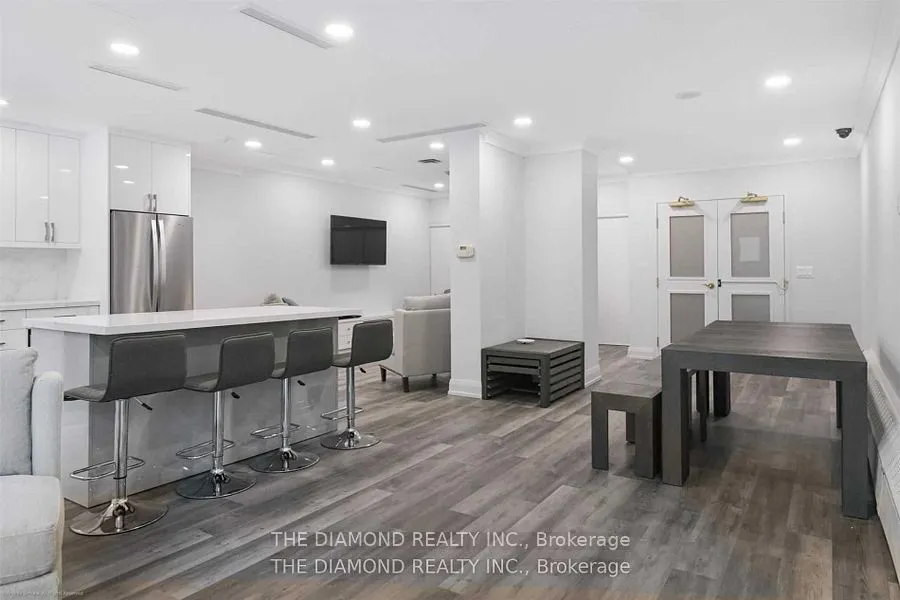 398 Eglinton Avenue E, #707