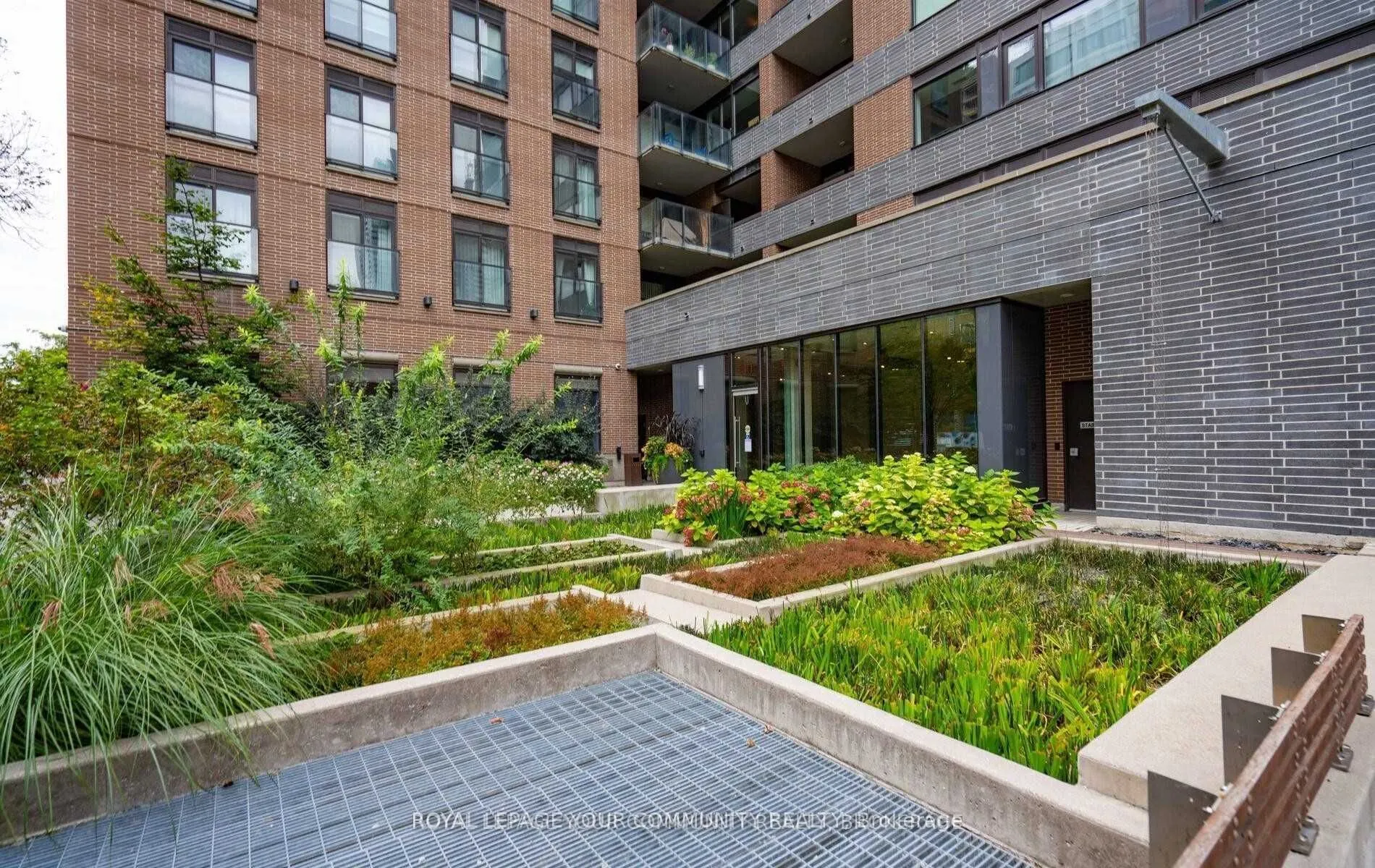 400 Wellington Street W, #1003