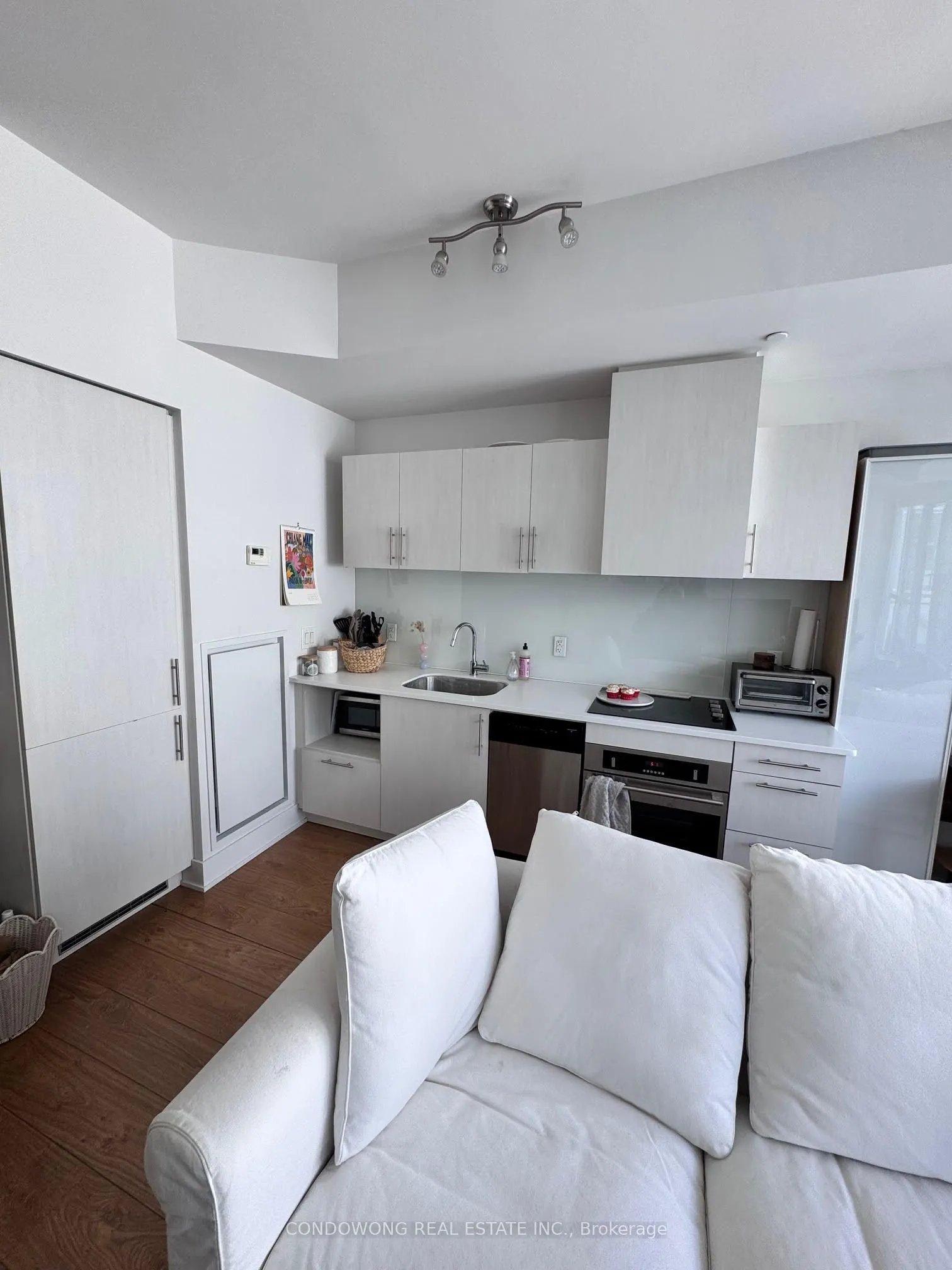 508 Wellington Street W, #804