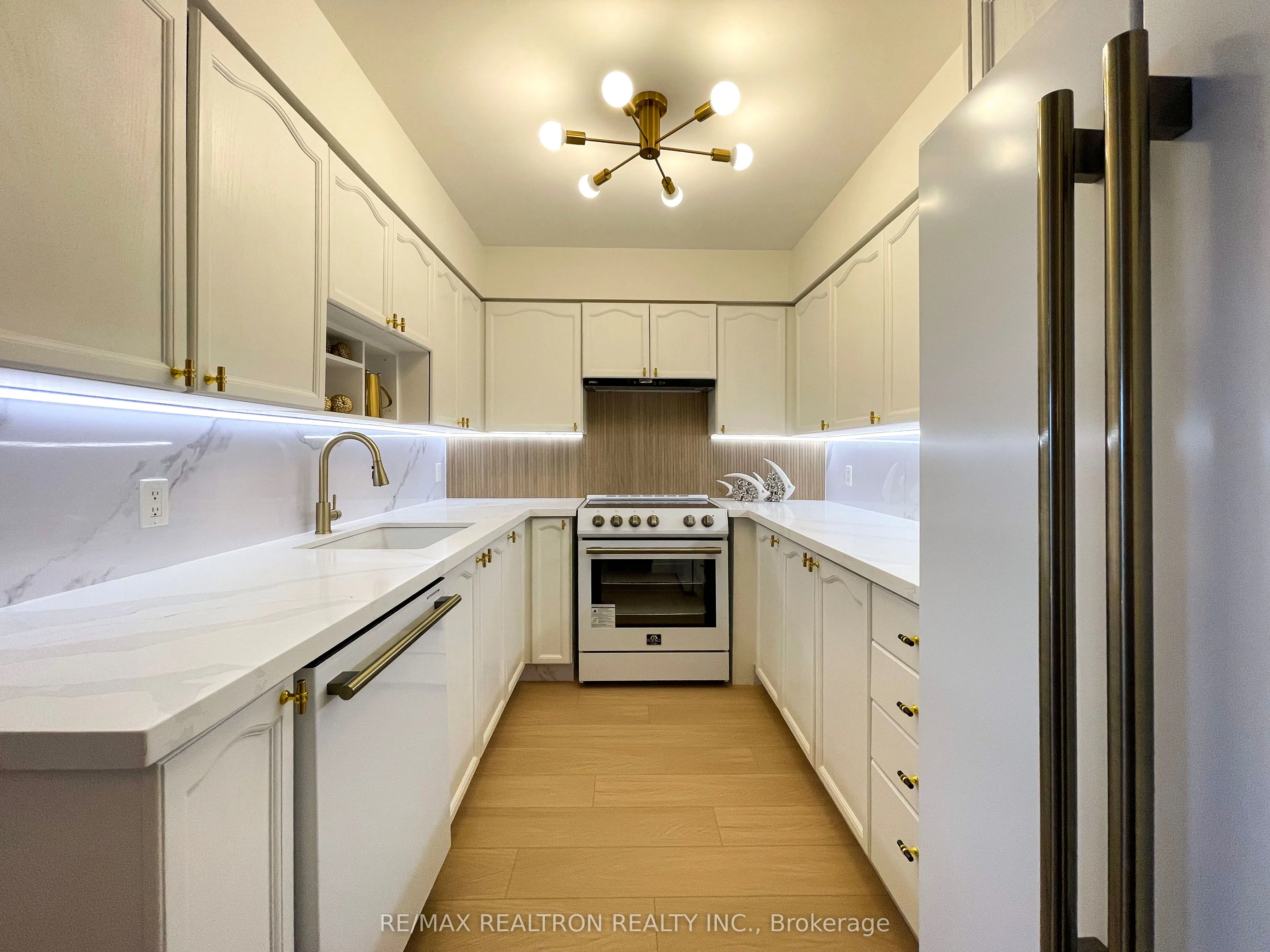260 Doris Avenue, #907