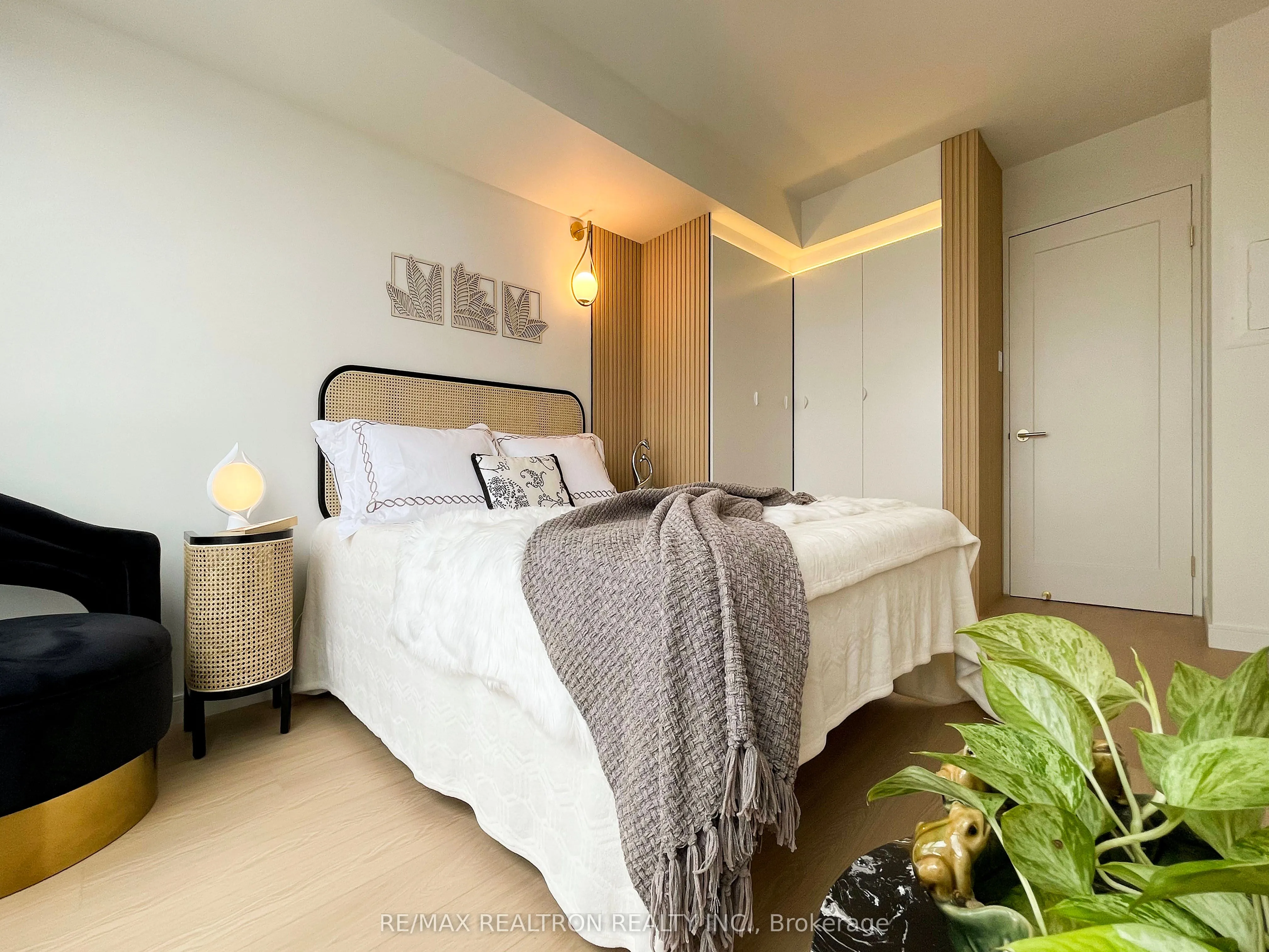 260 Doris Avenue, #907