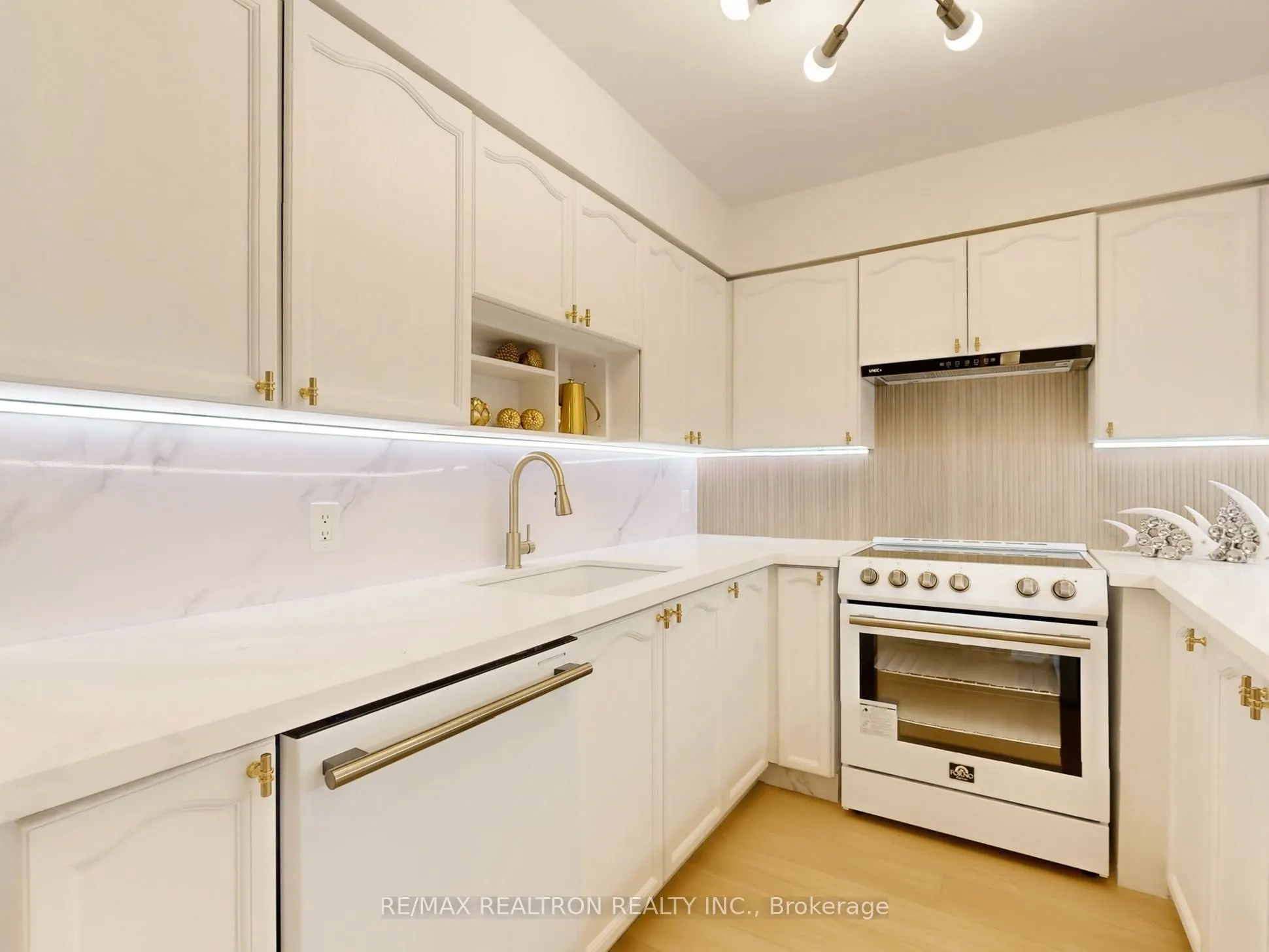 260 Doris Avenue, #907