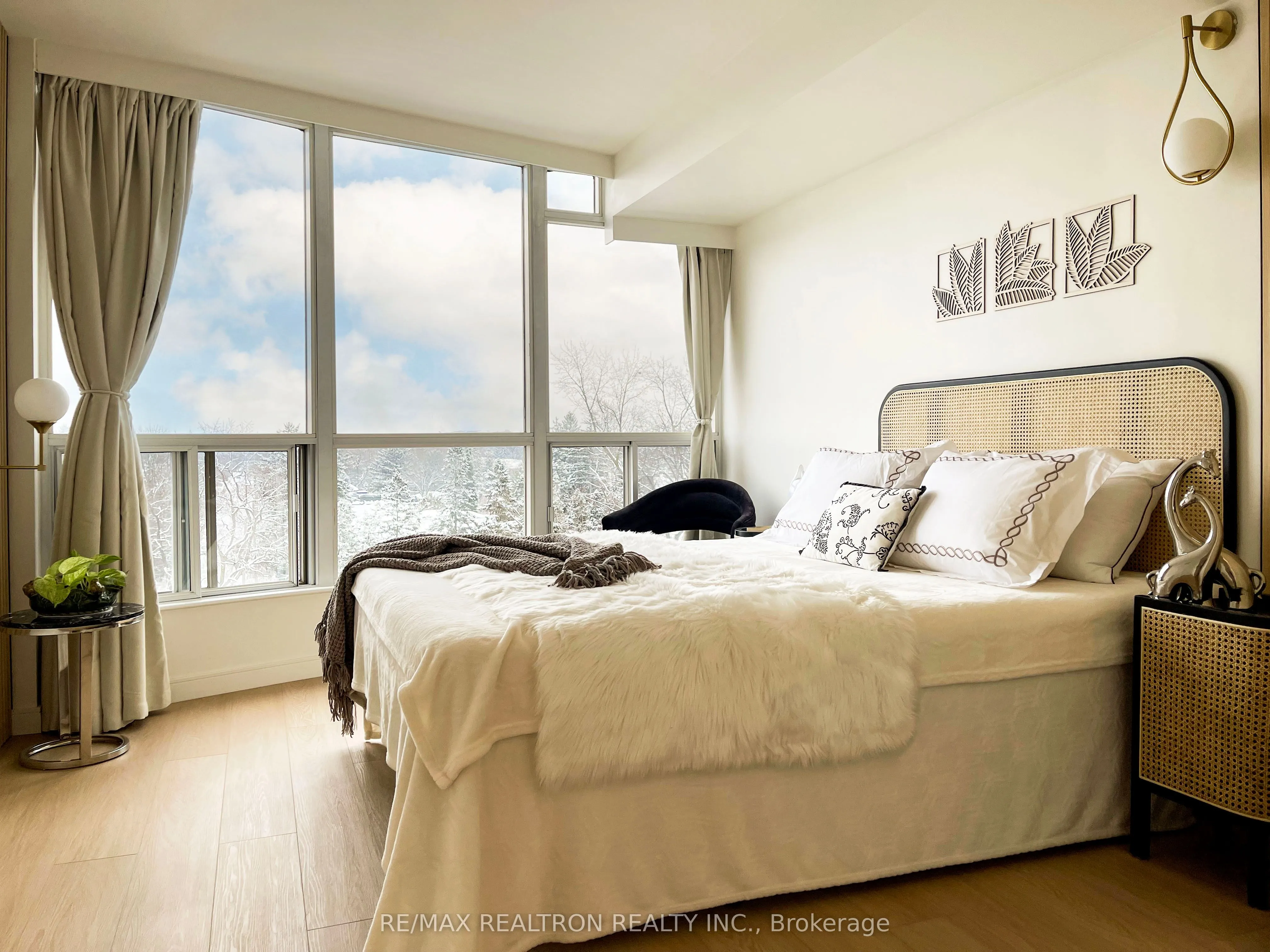 260 Doris Avenue, #907