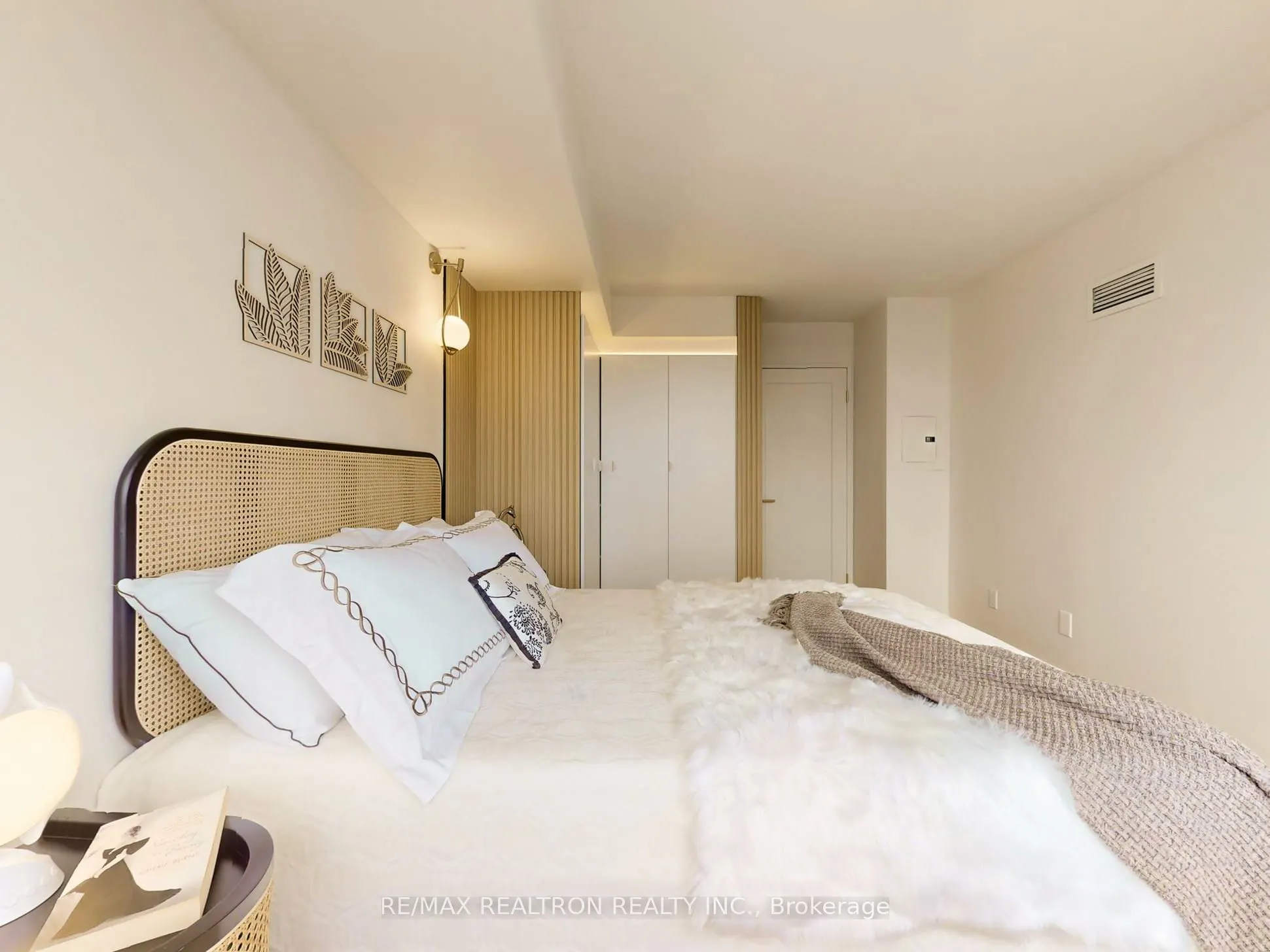 260 Doris Avenue, #907