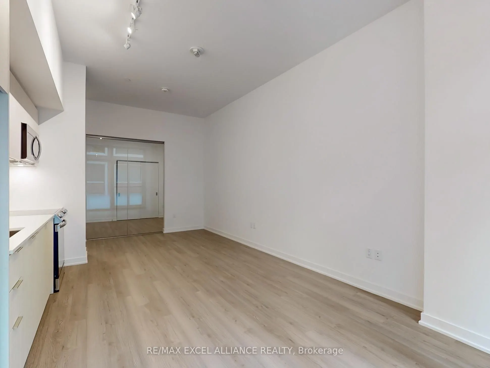 357 King Street W, #204