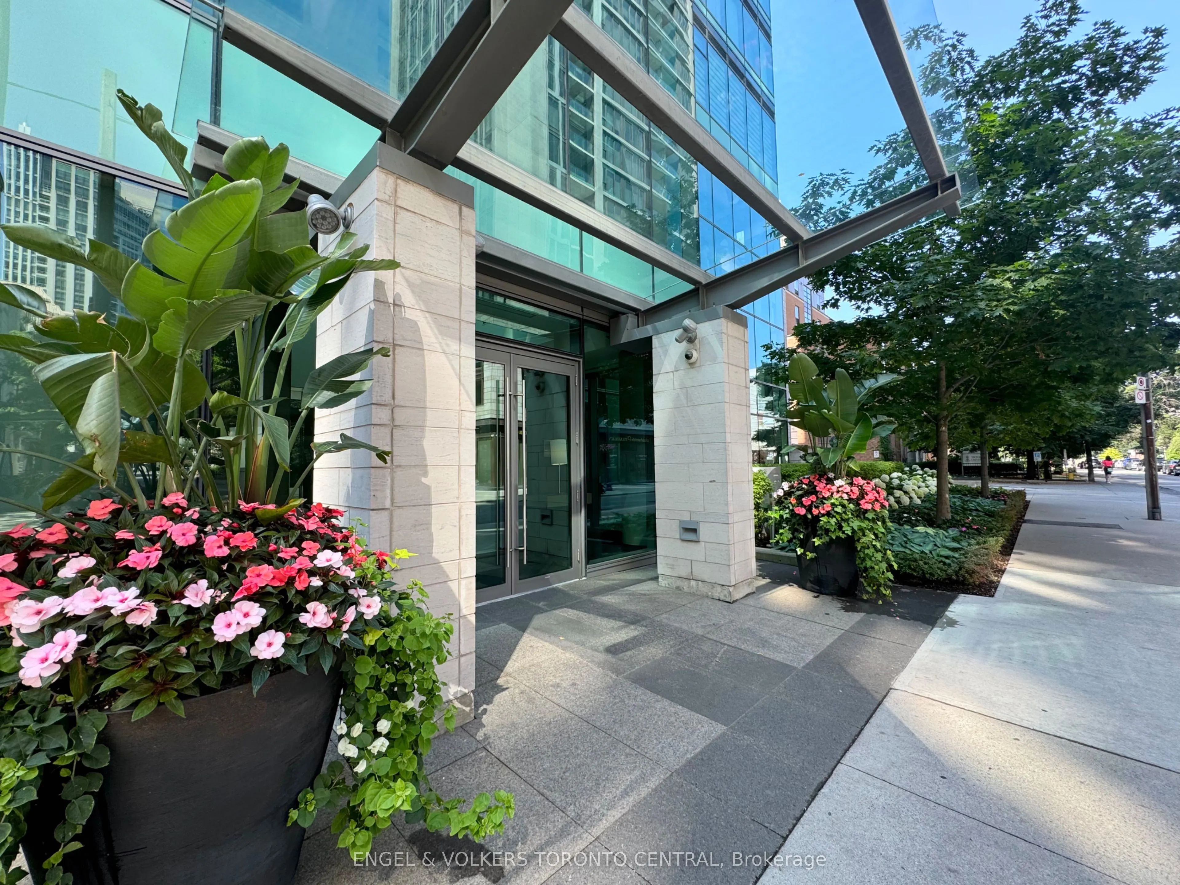 77 Charles Street W, #802