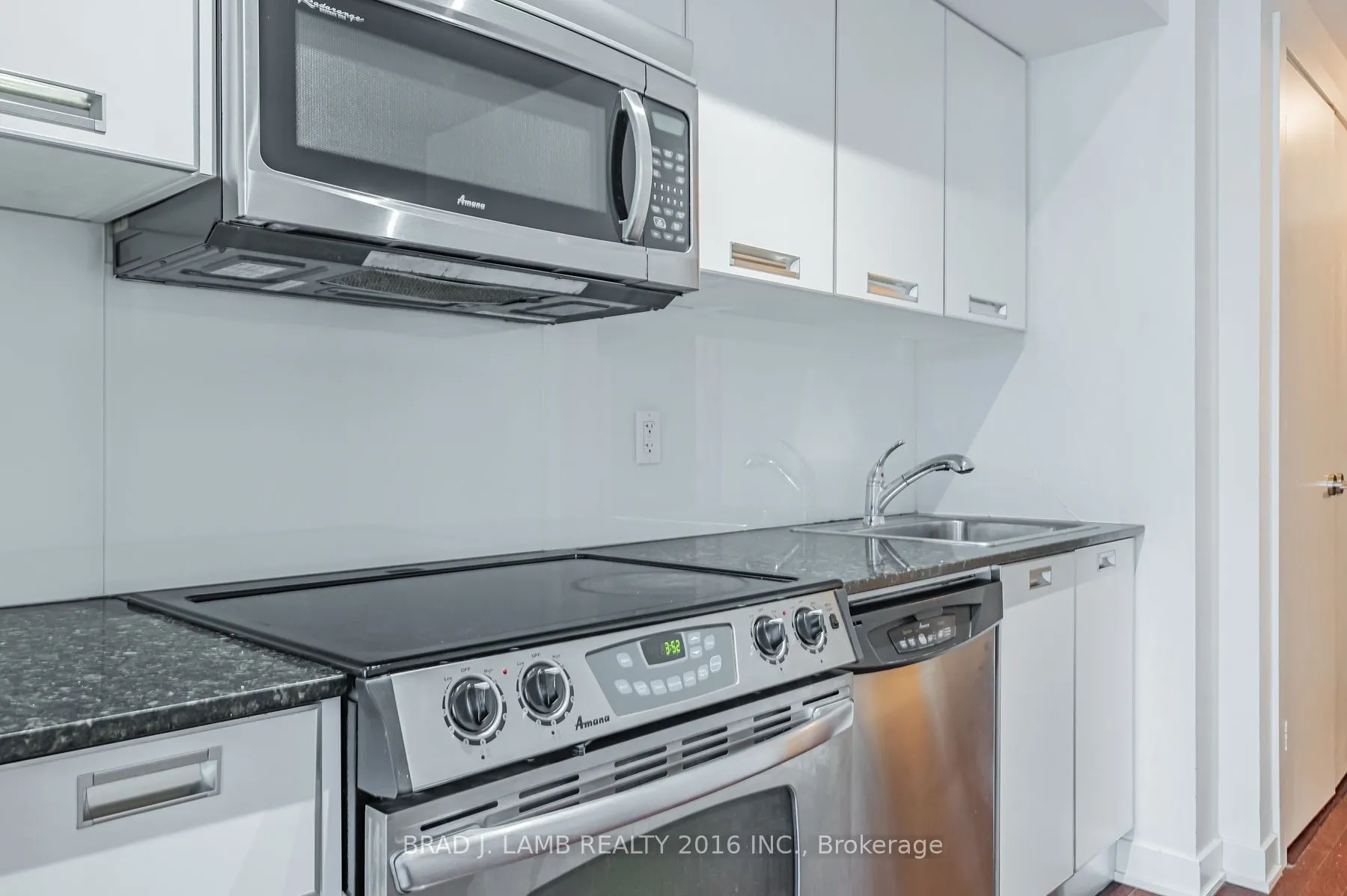 33 CHARLES Street E, #610