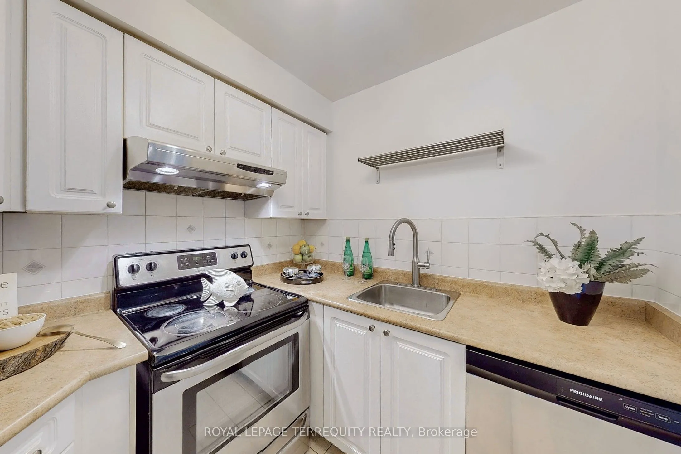 18 Pemberton Avenue, #PH00