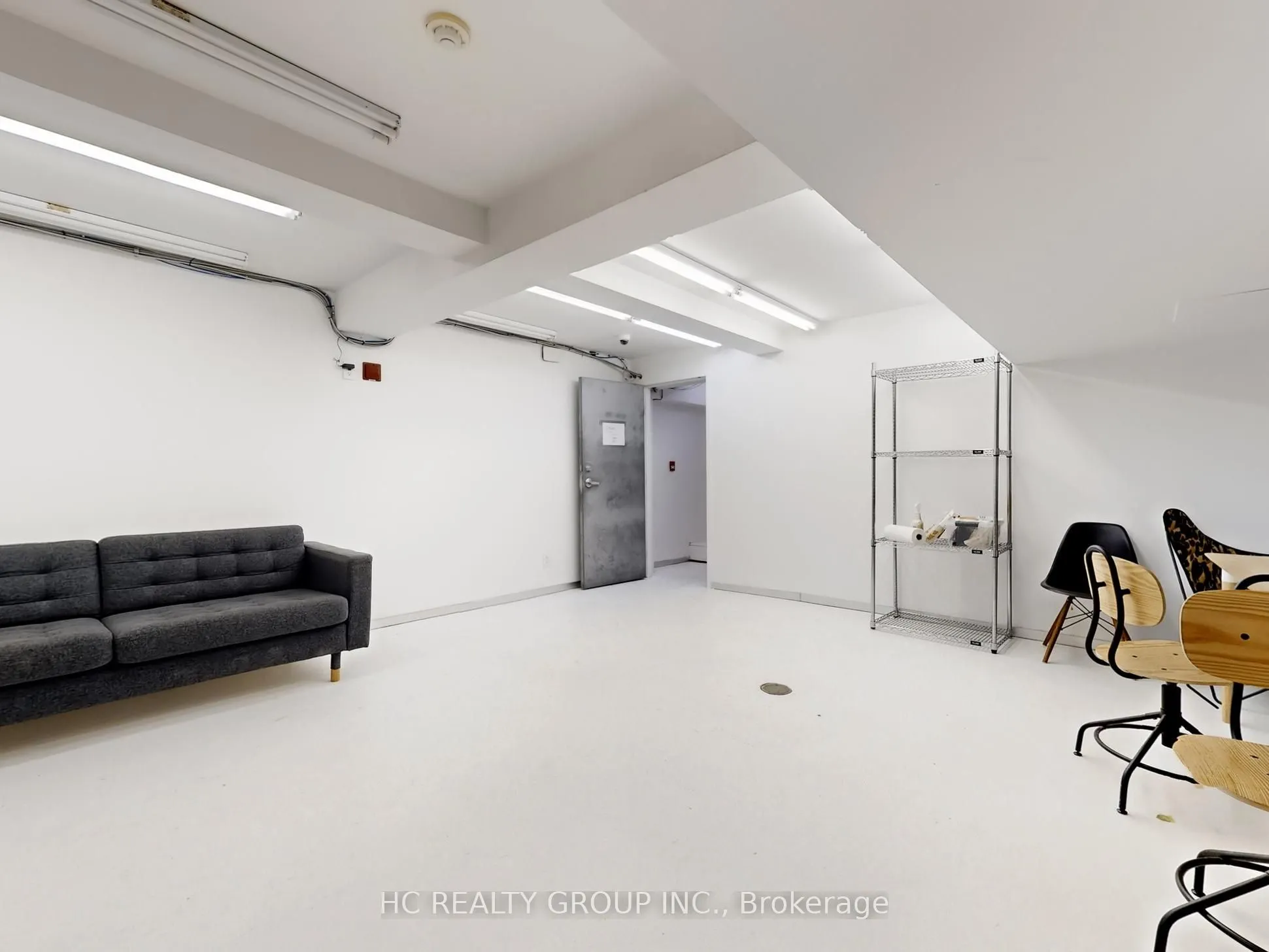 899 Dundas Street W