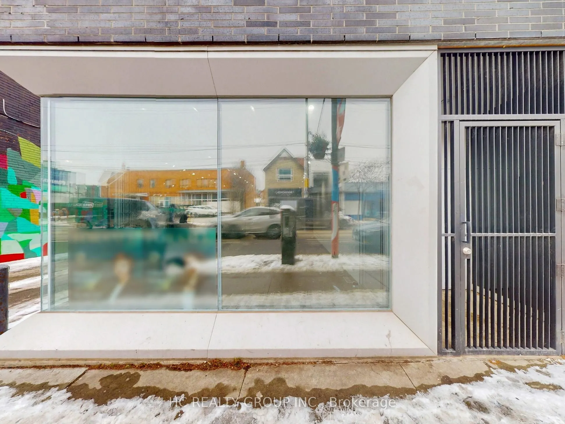899 Dundas Street W