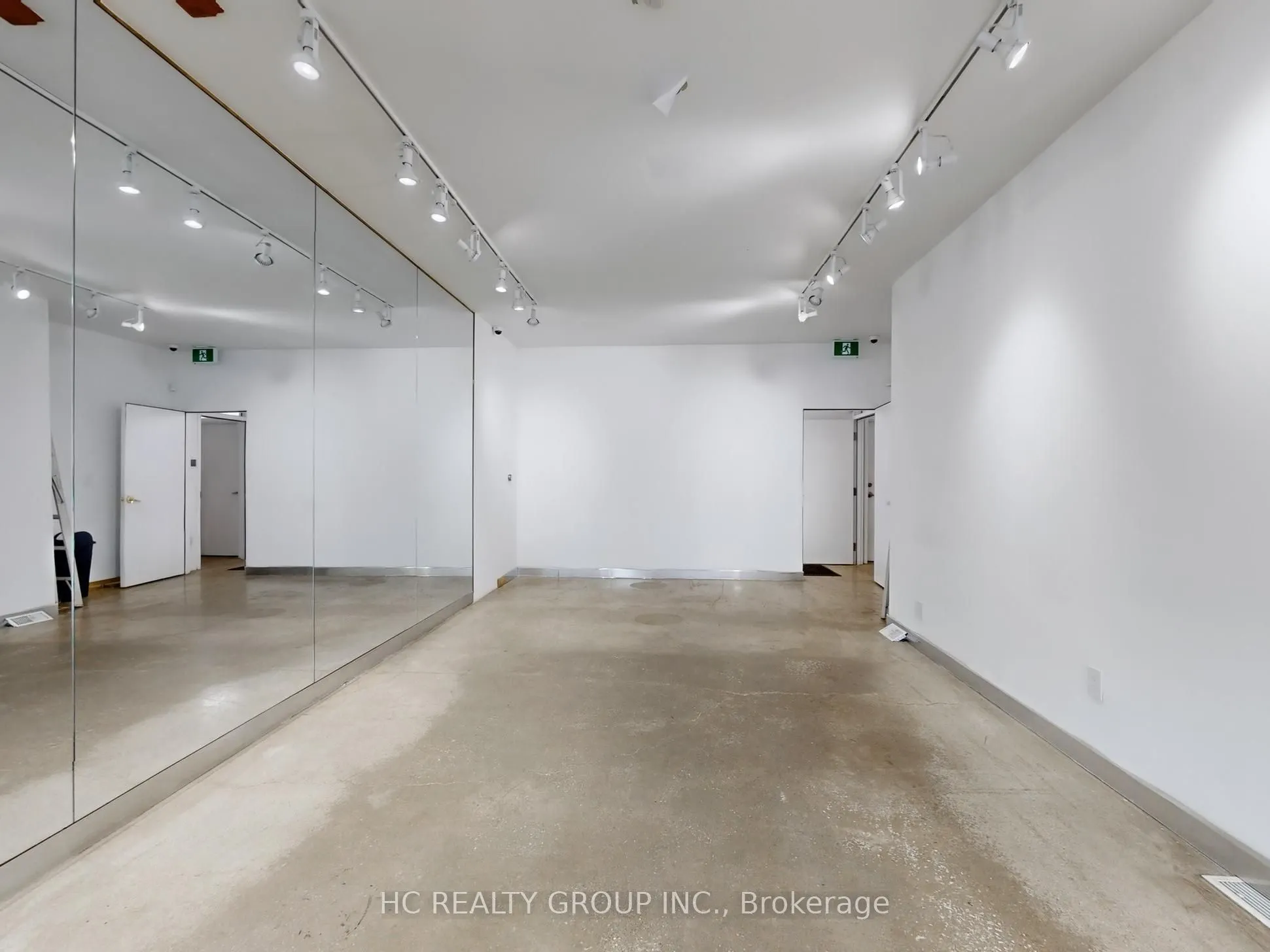 899 Dundas Street W