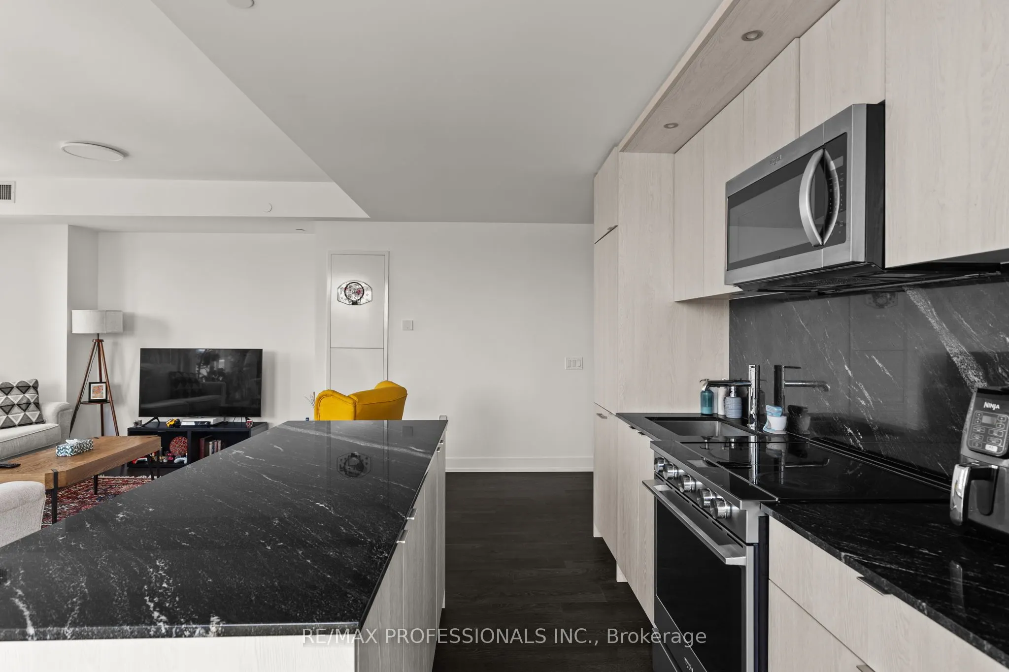30 Inn On The Park Drive, #320
