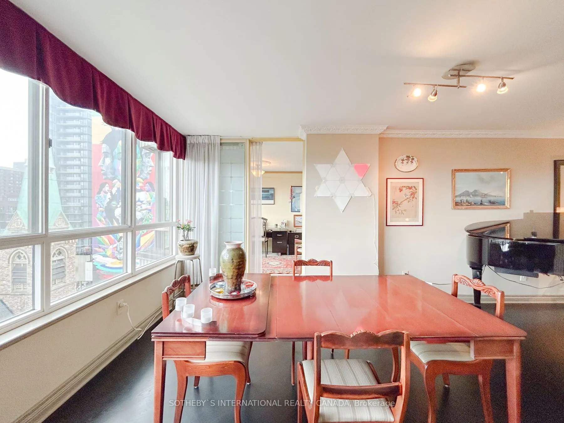 130 Carlton Street, #906