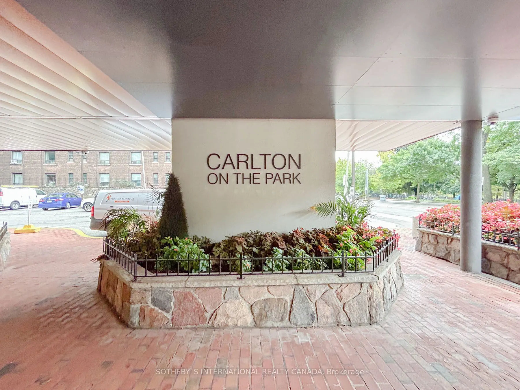 130 Carlton Street, #906