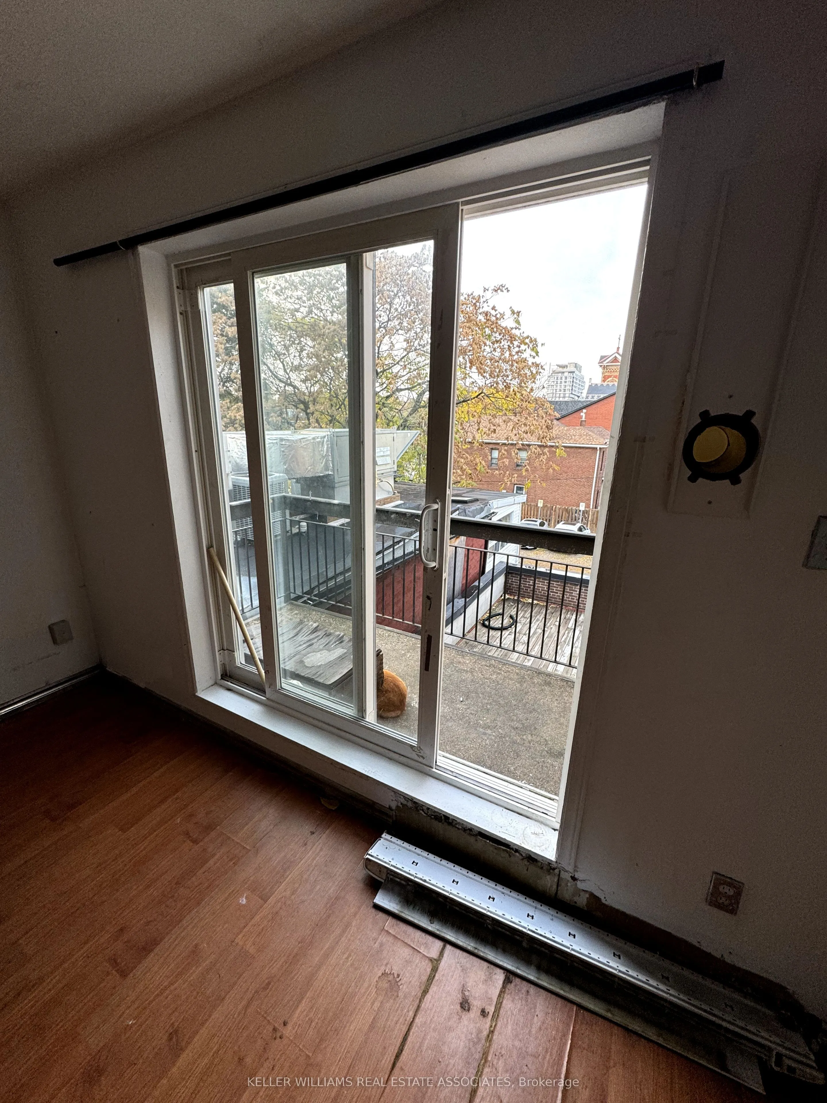 452 Queen Street W, #Third floor