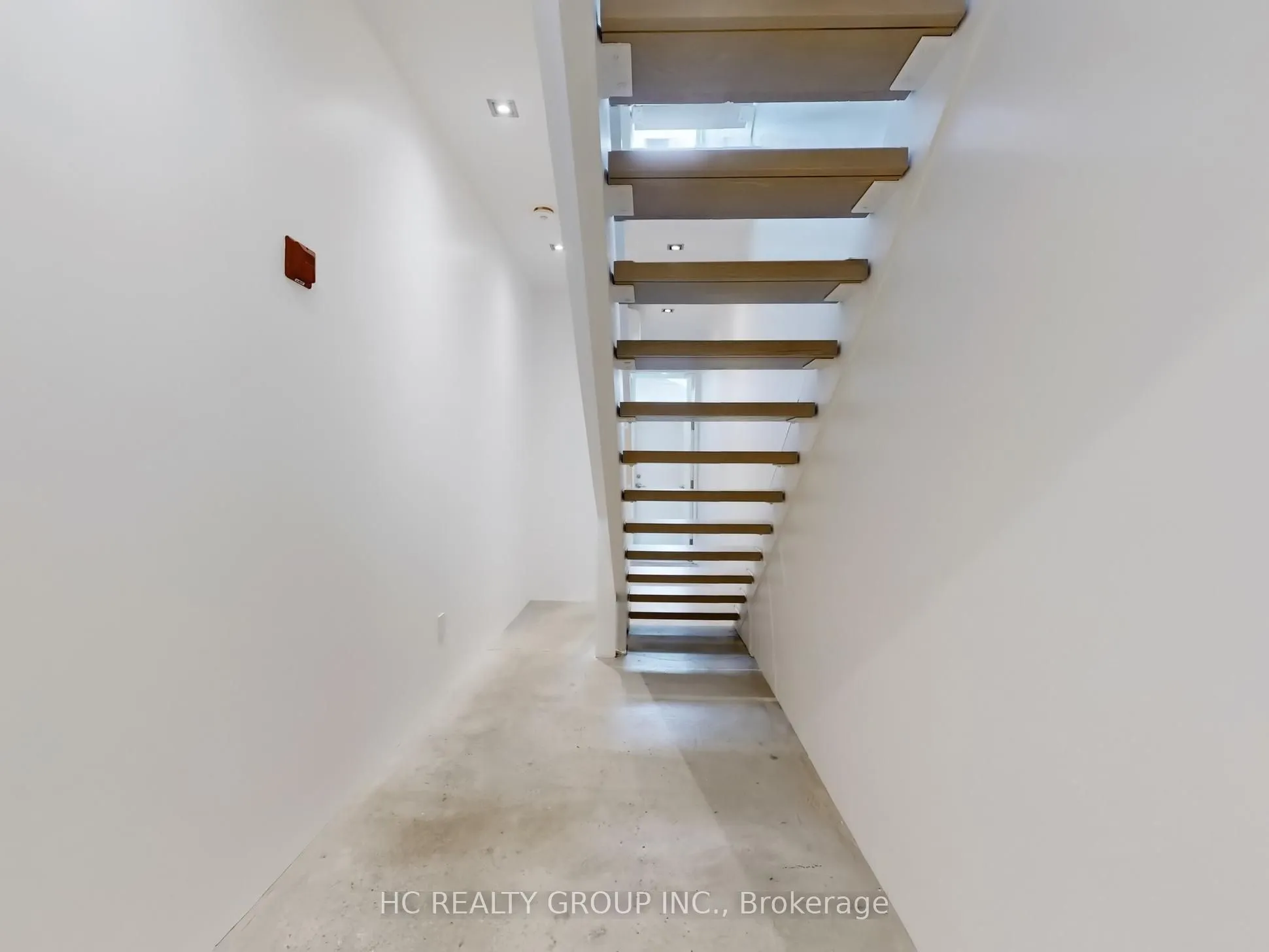 899 Dundas Street W