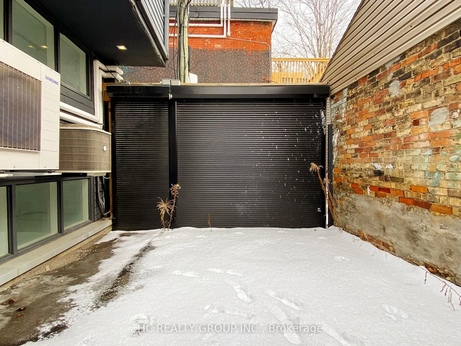 899 Dundas Street W