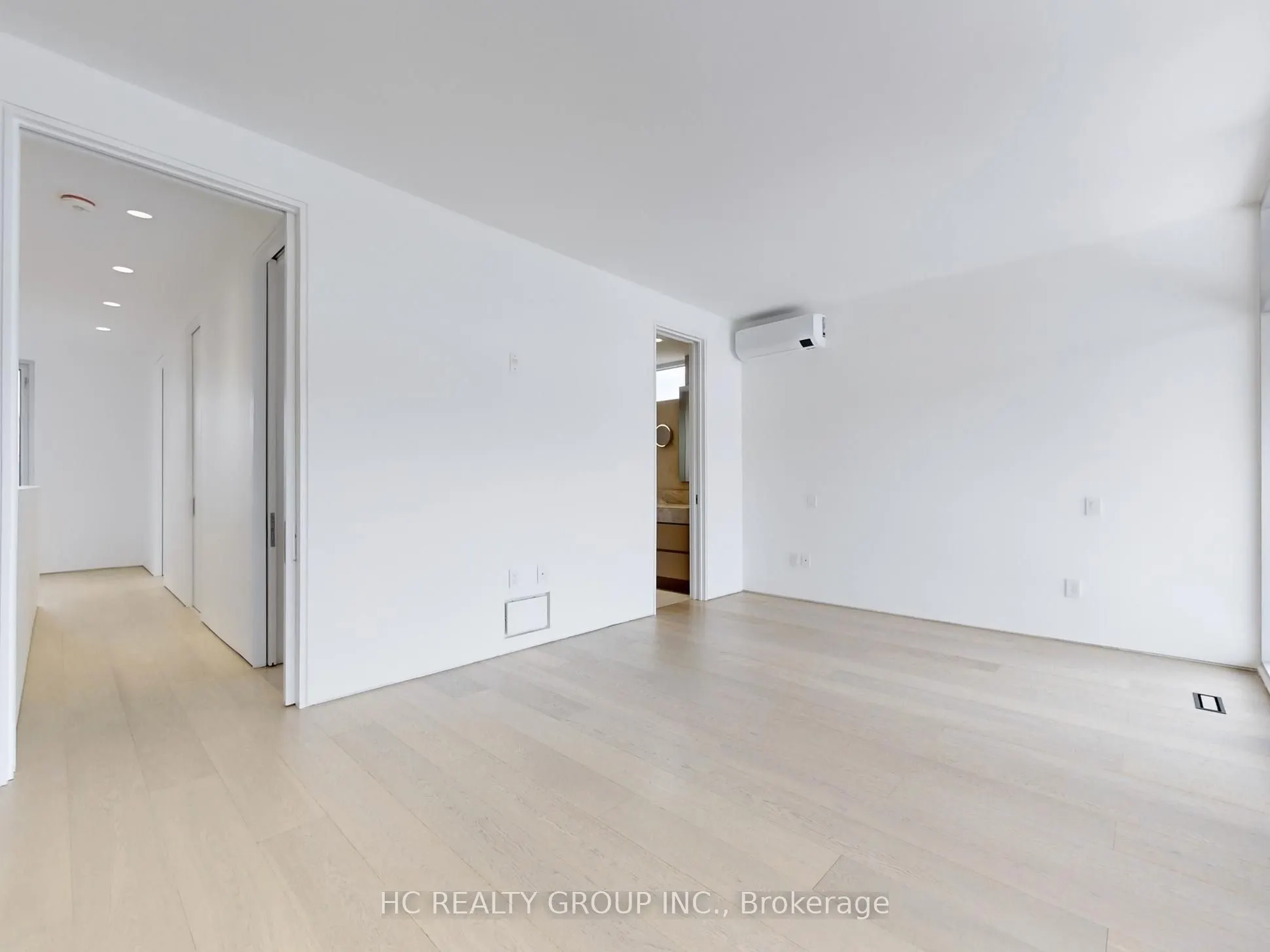899 Dundas Street W