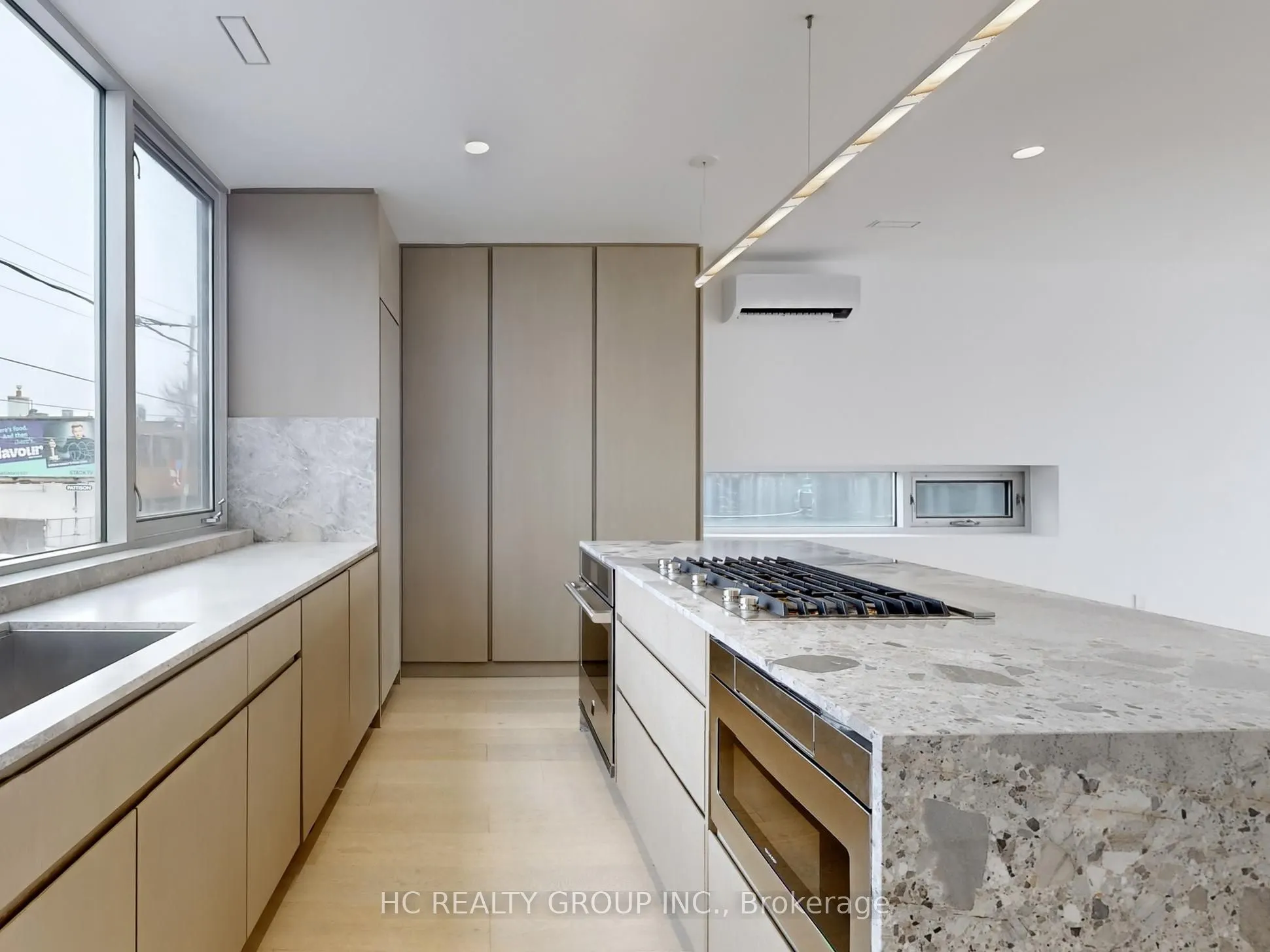 899 Dundas Street W