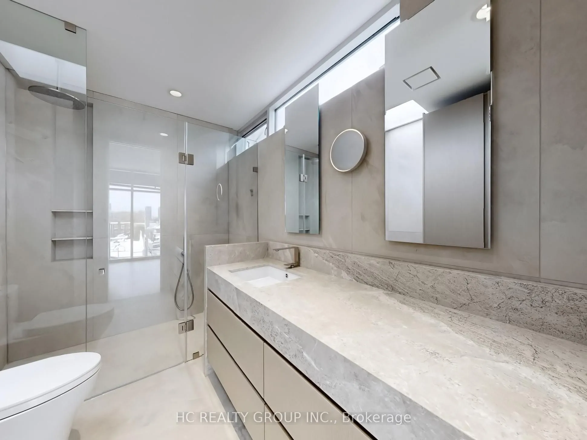 899 Dundas Street W