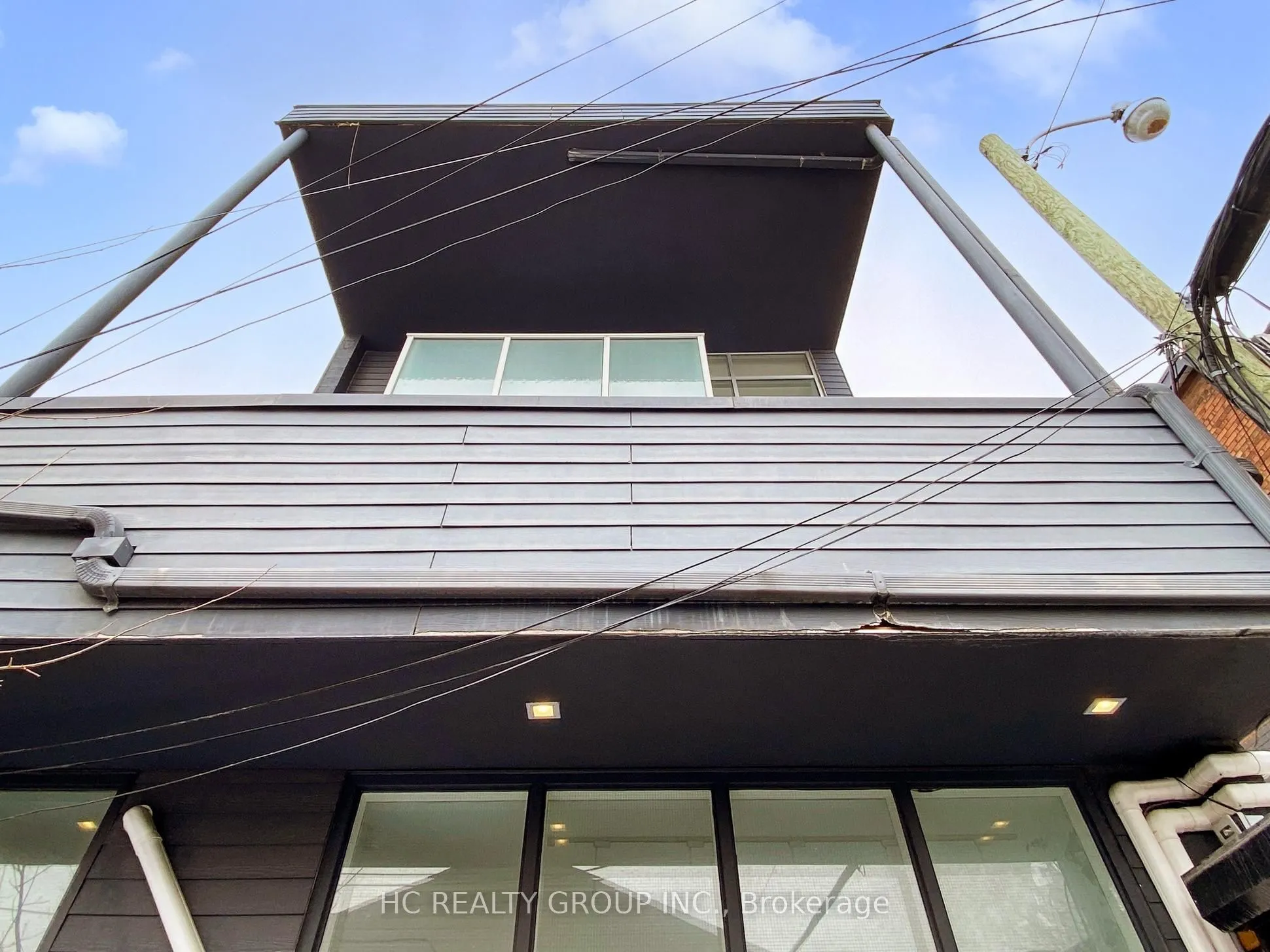 899 Dundas Street W