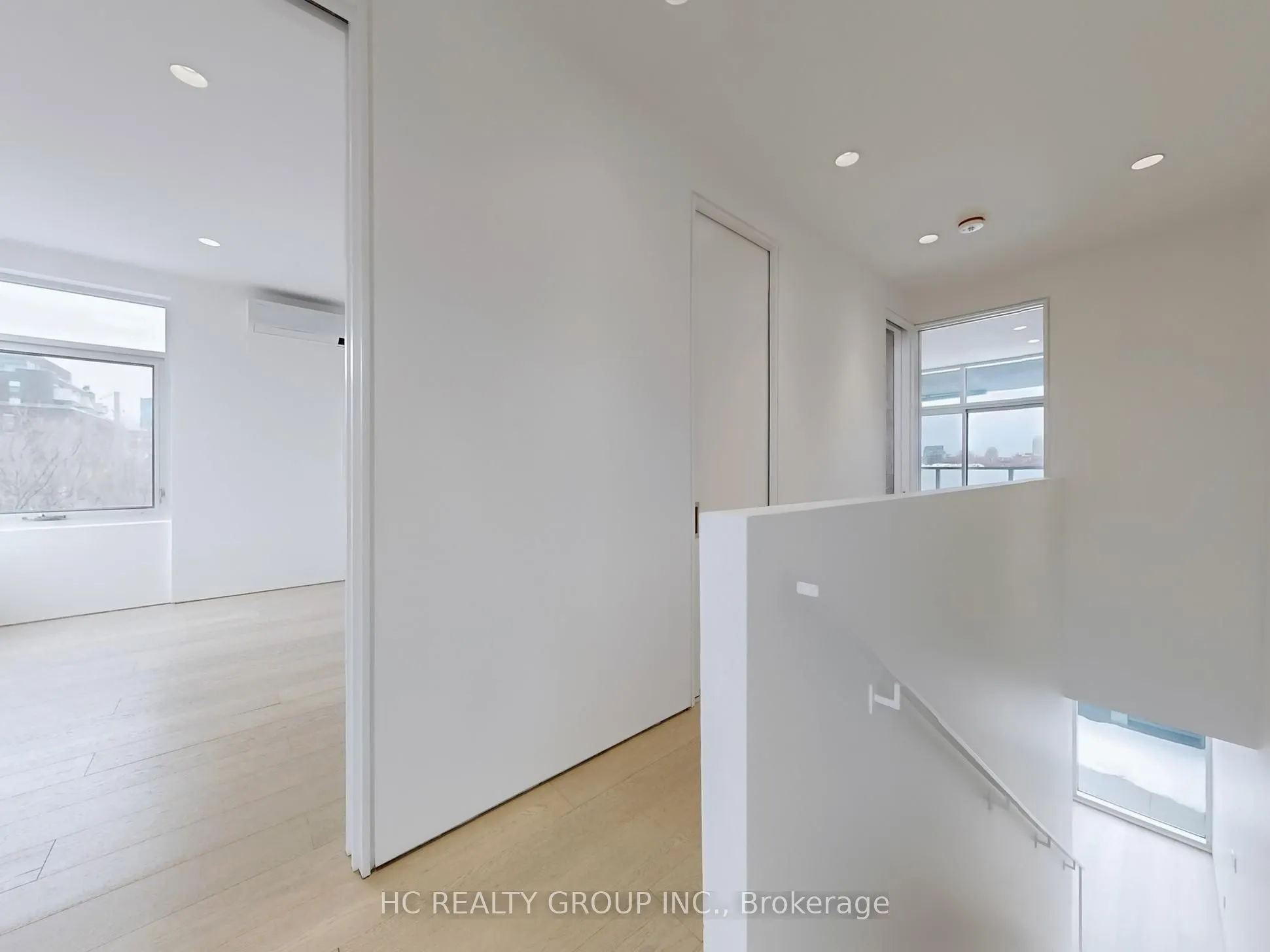 899 Dundas Street W