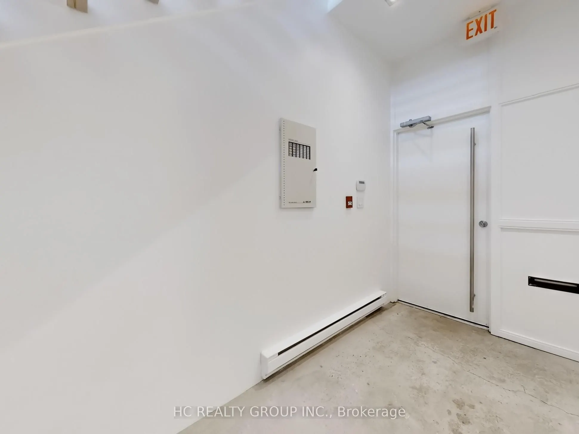 899 Dundas Street W