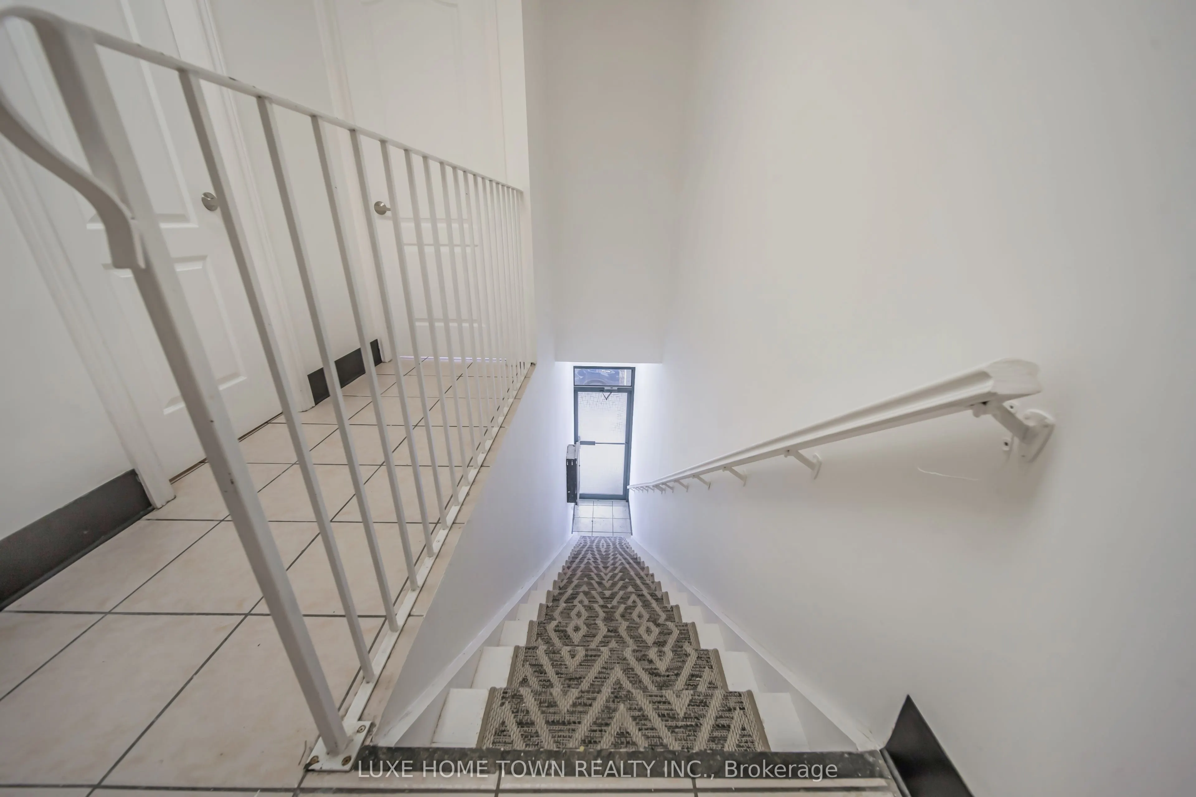 842 Dundas Street W