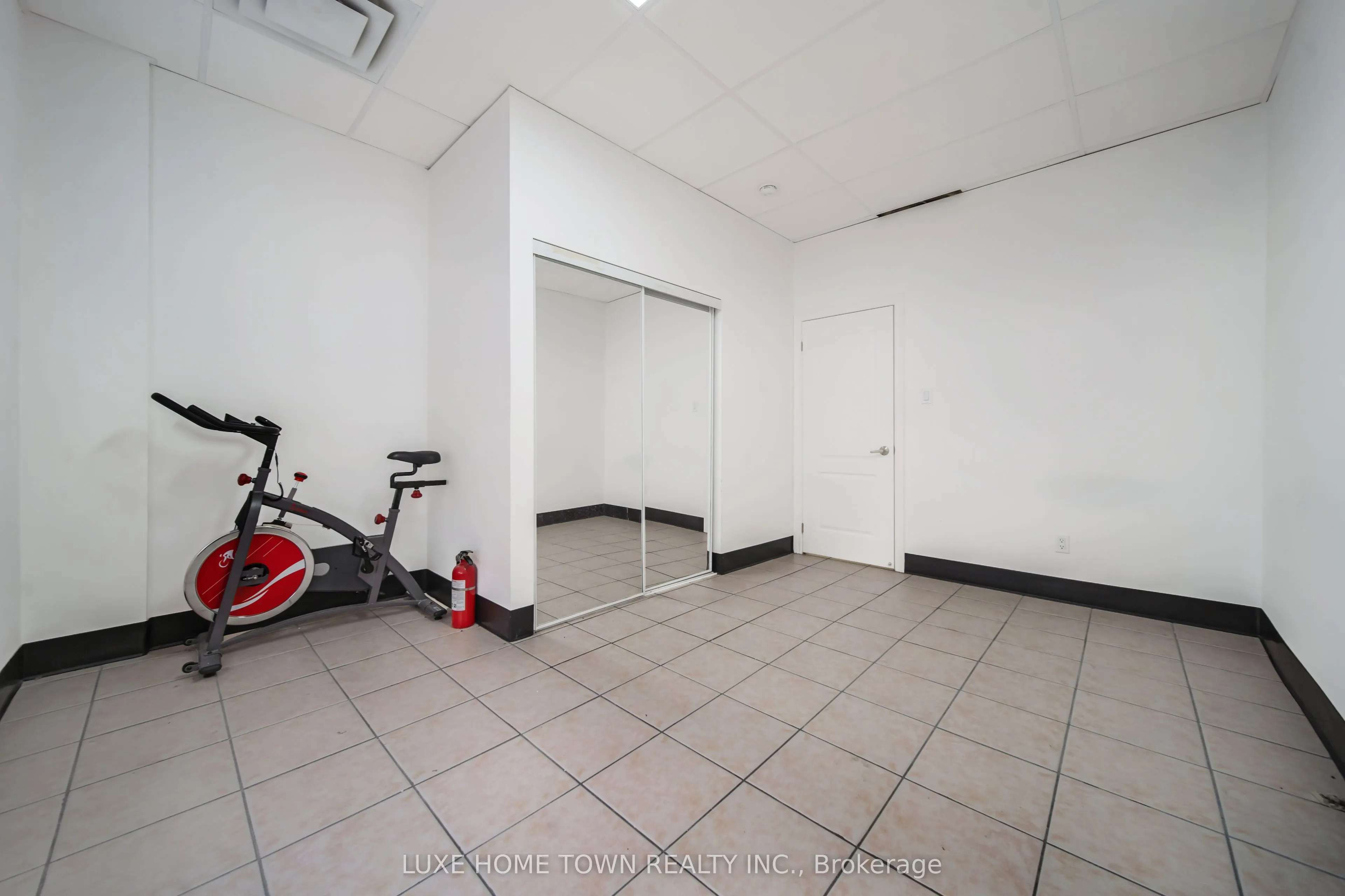 842 Dundas Street W