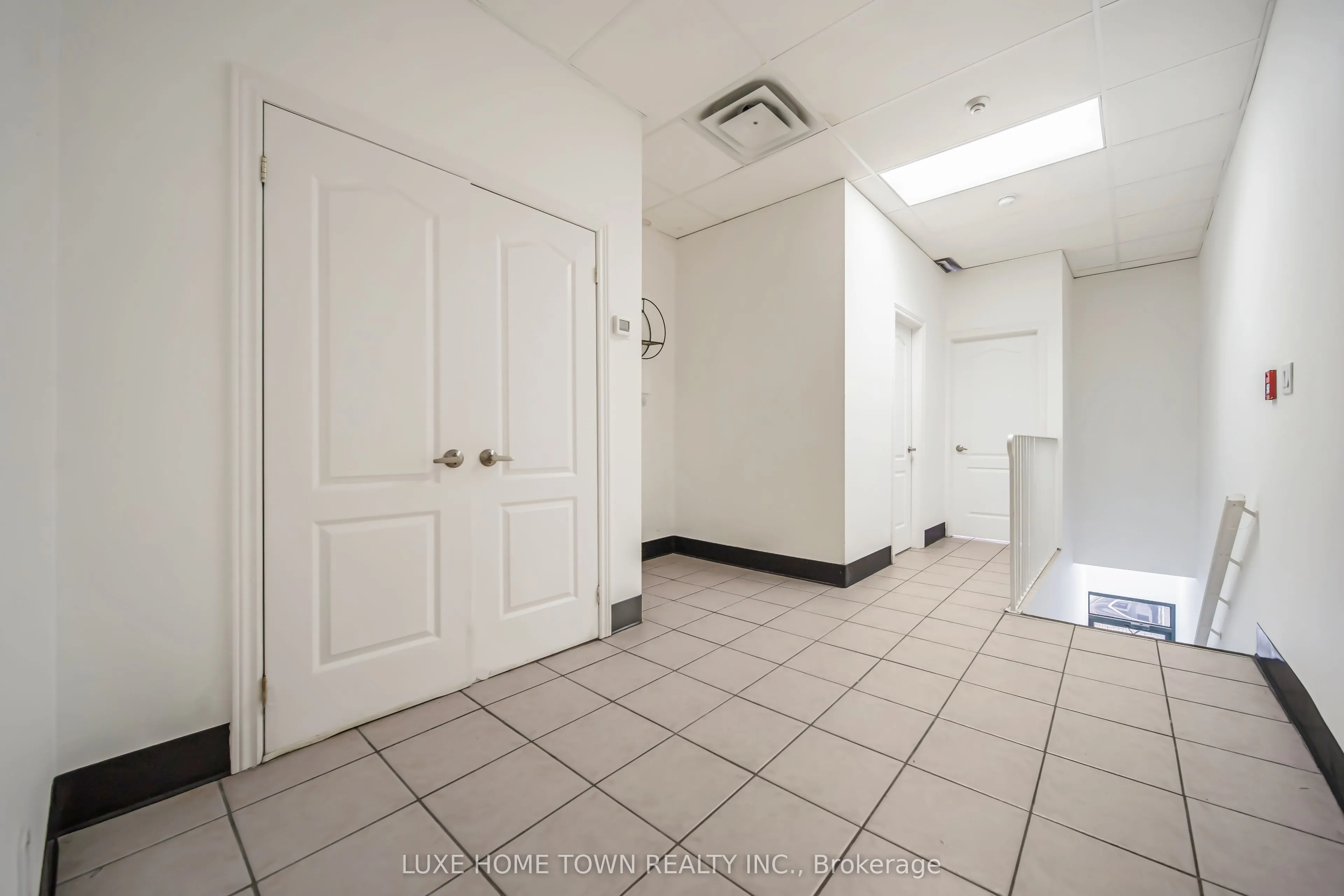 842 Dundas Street W