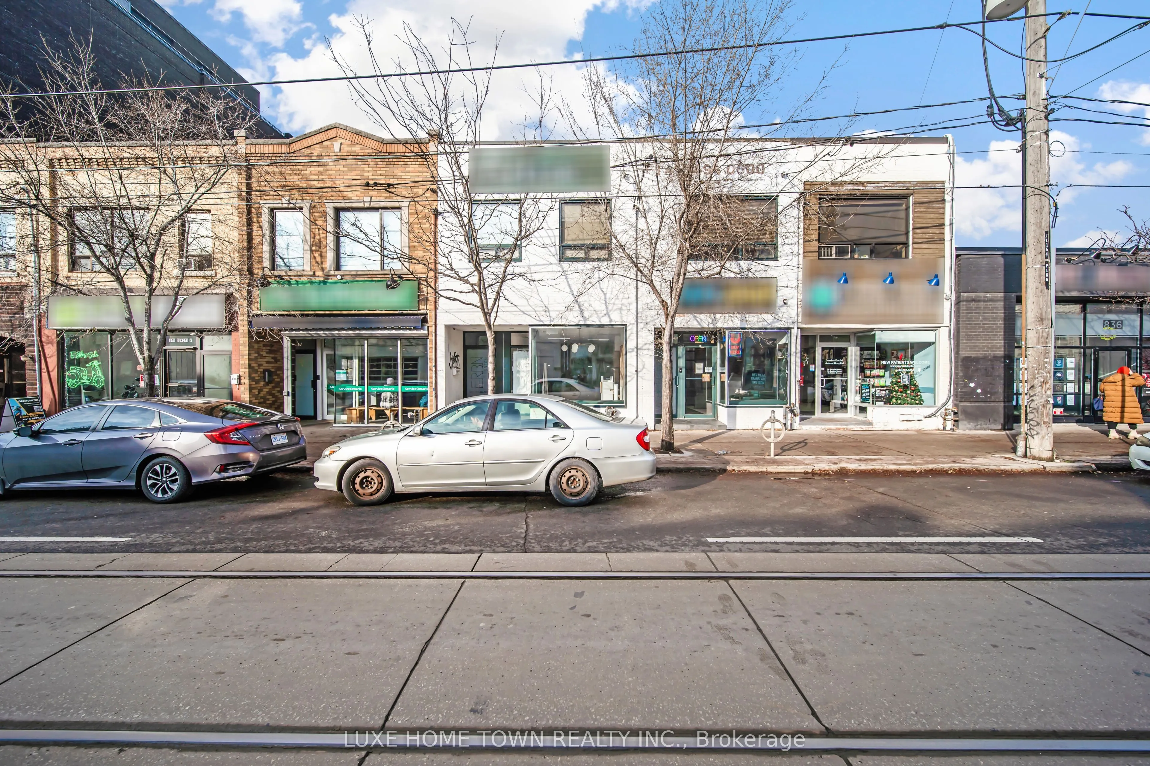 842 Dundas Street W