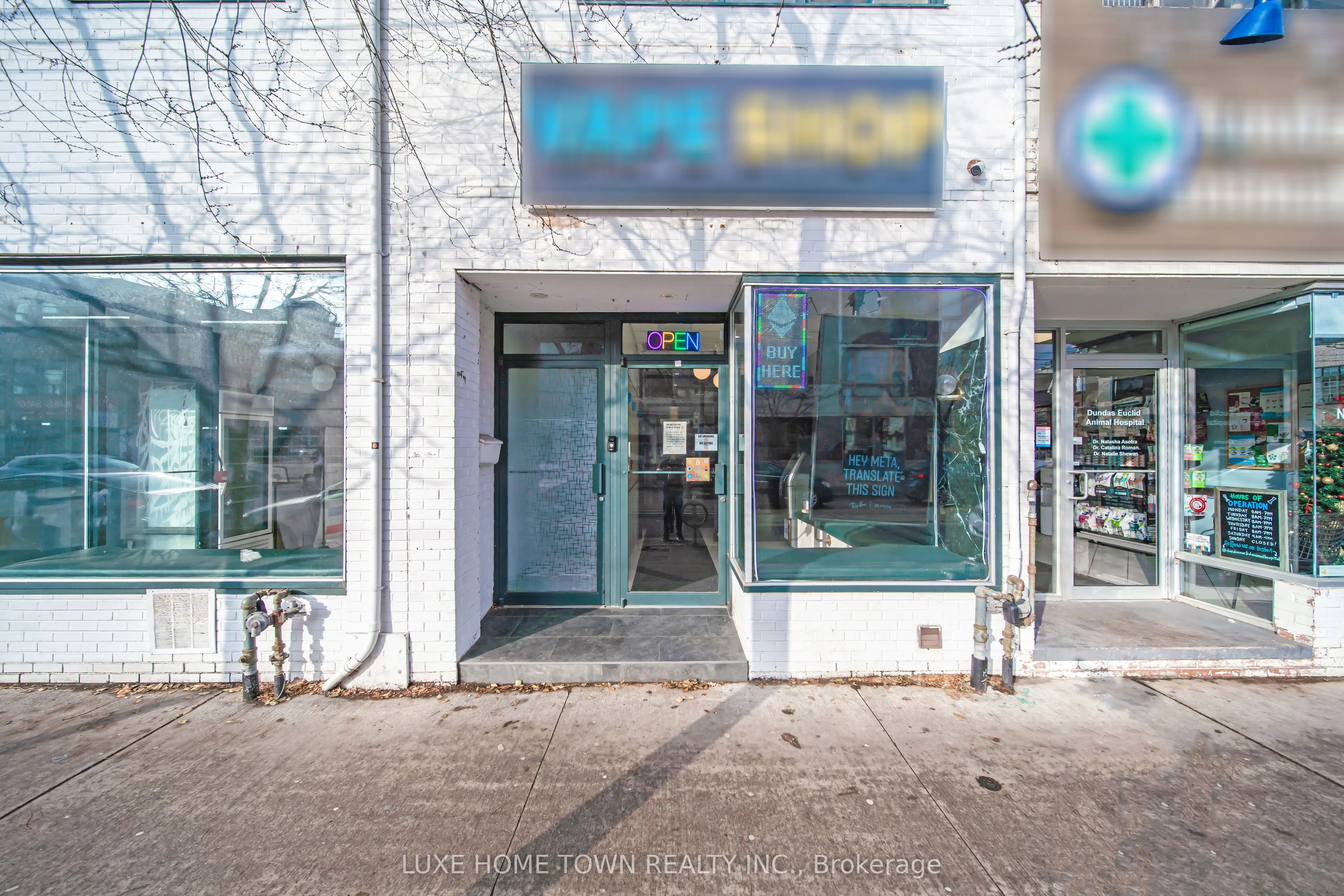 842 Dundas Street W