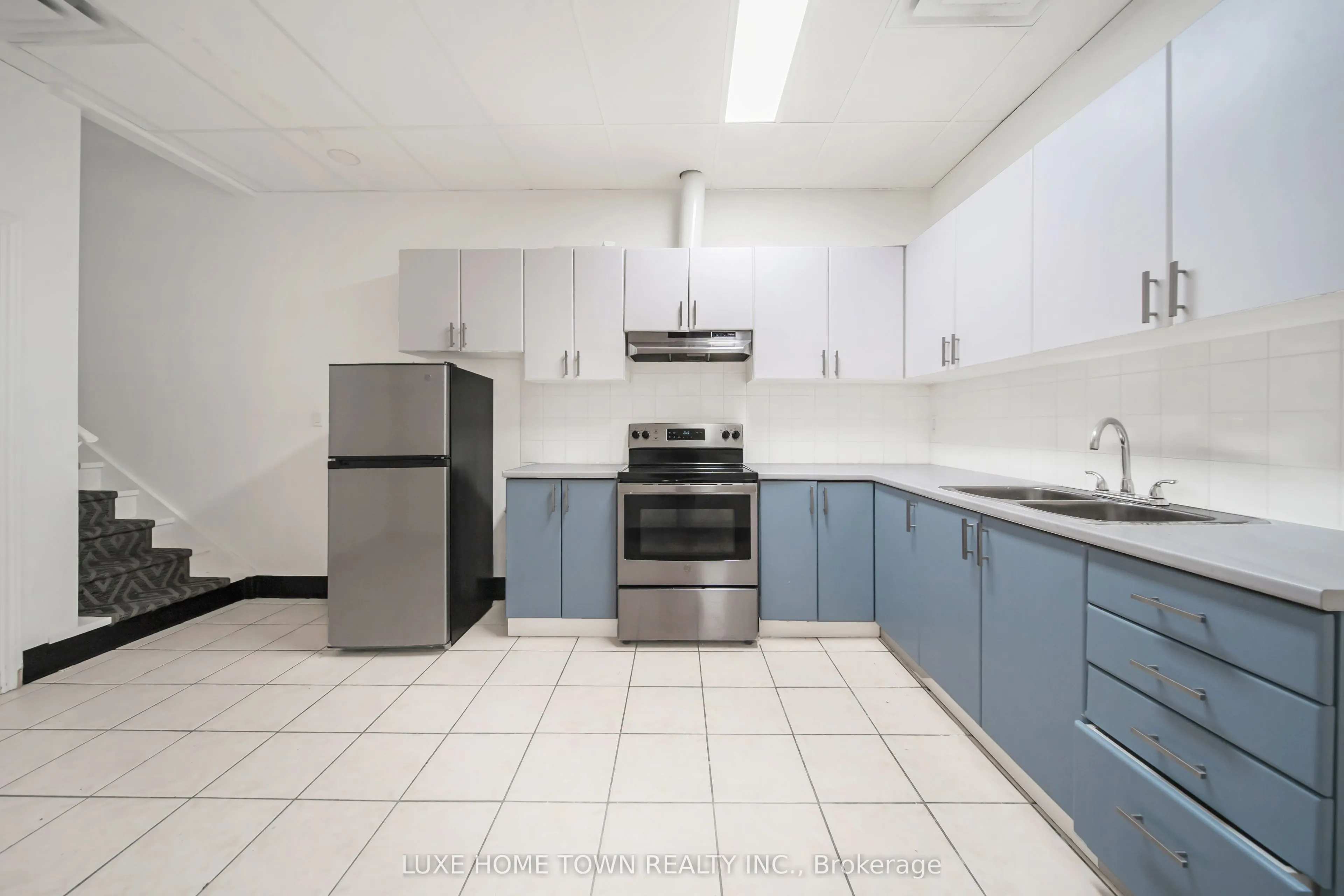 842 Dundas Street W