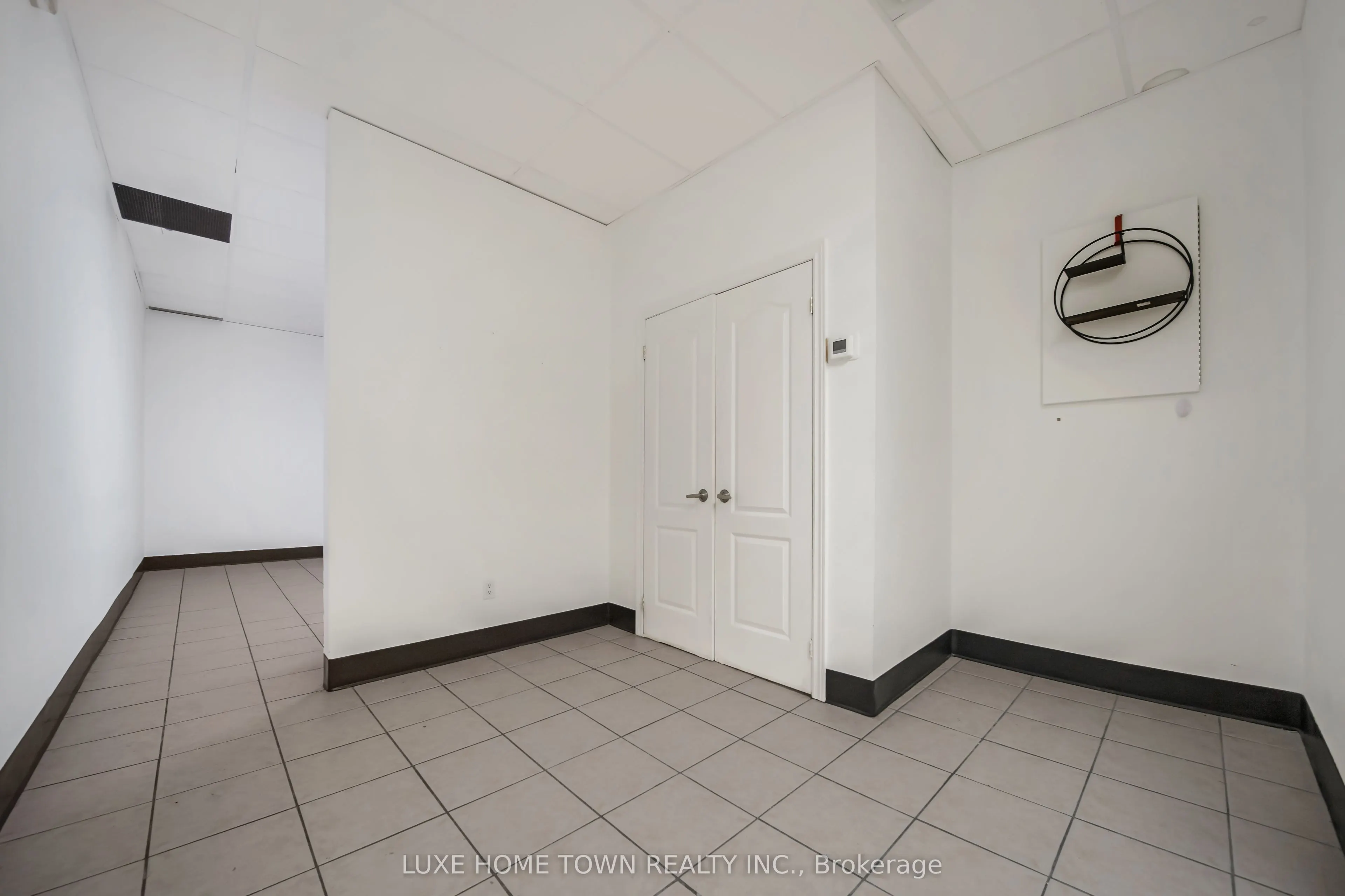 842 Dundas Street W