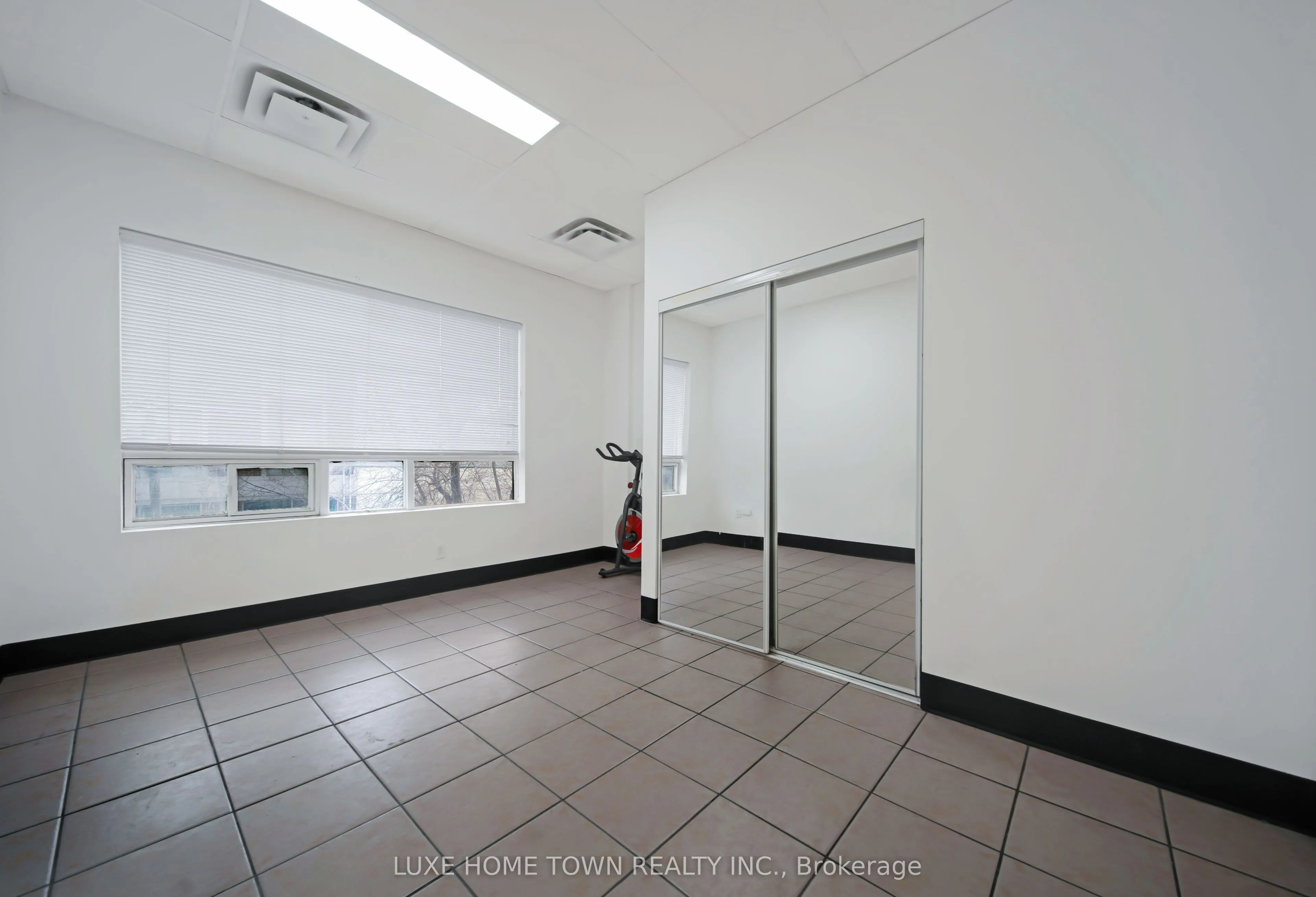 842 Dundas Street W