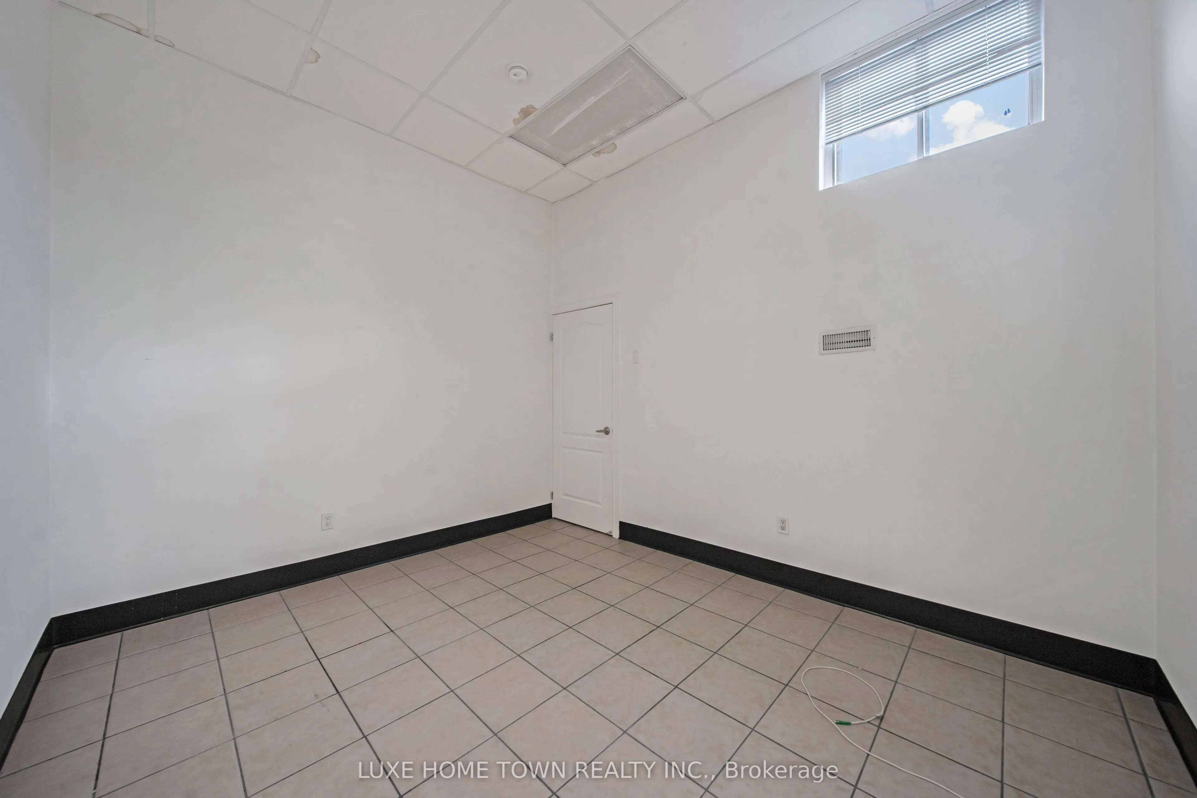 842 Dundas Street W