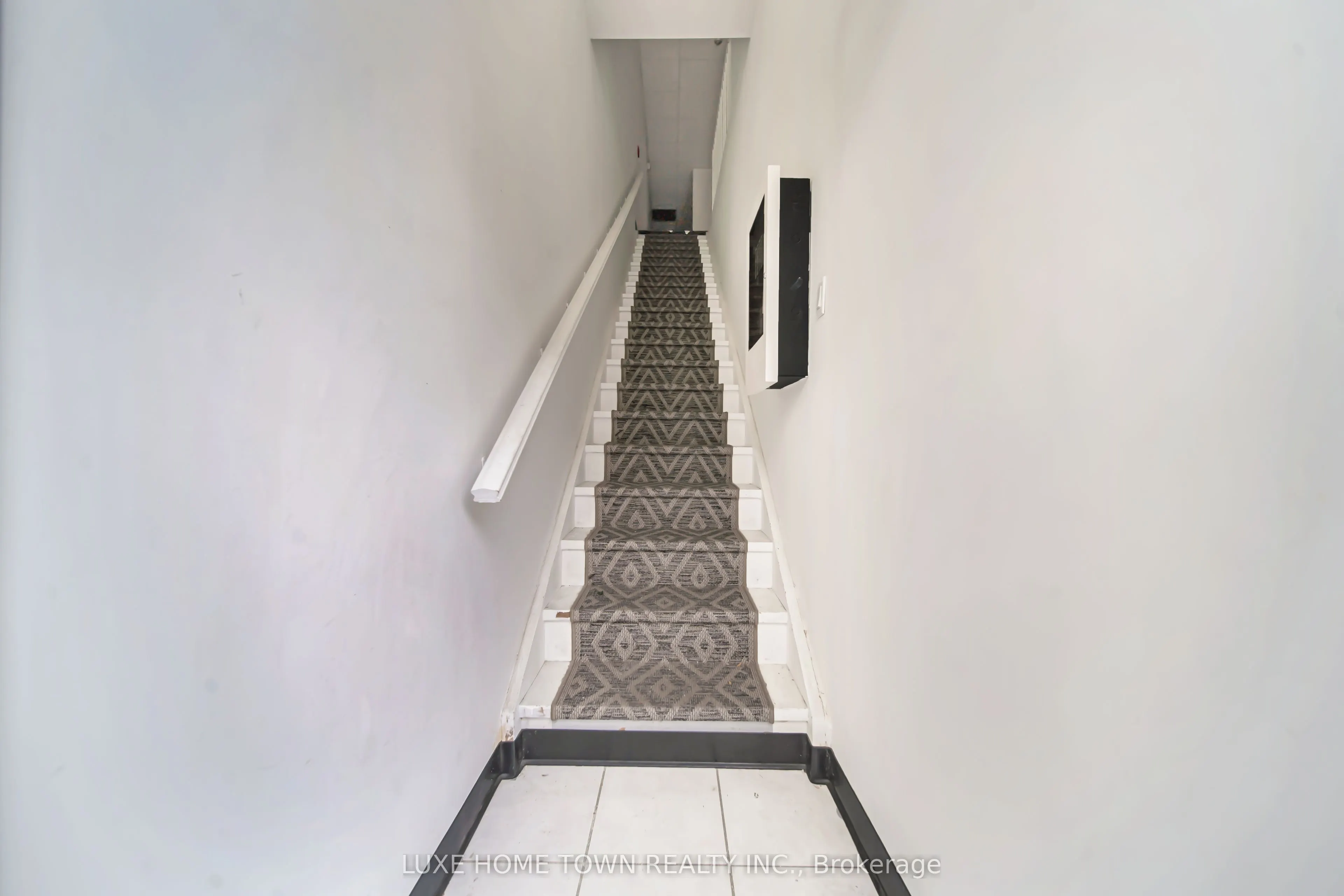 842 Dundas Street W