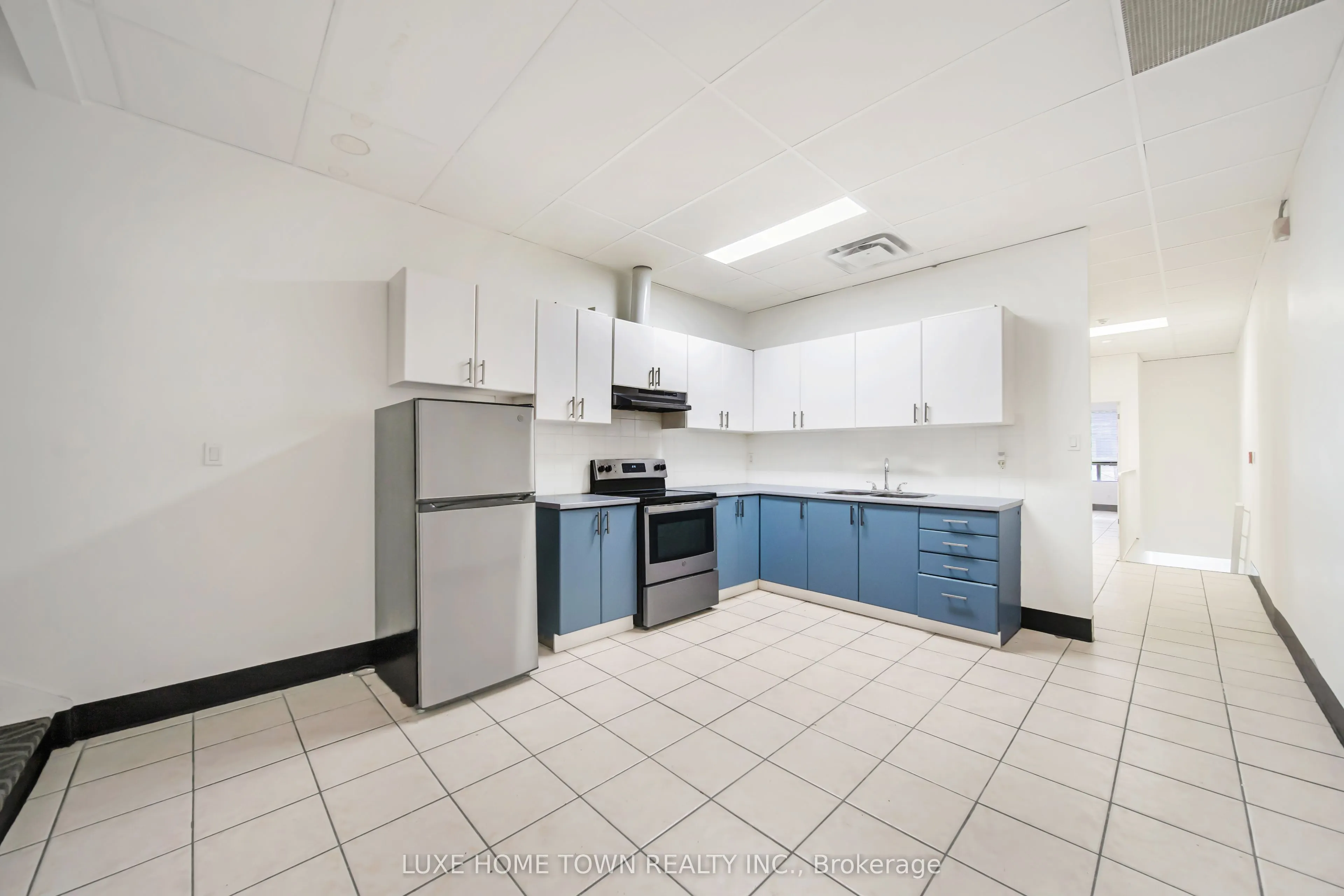 842 Dundas Street W
