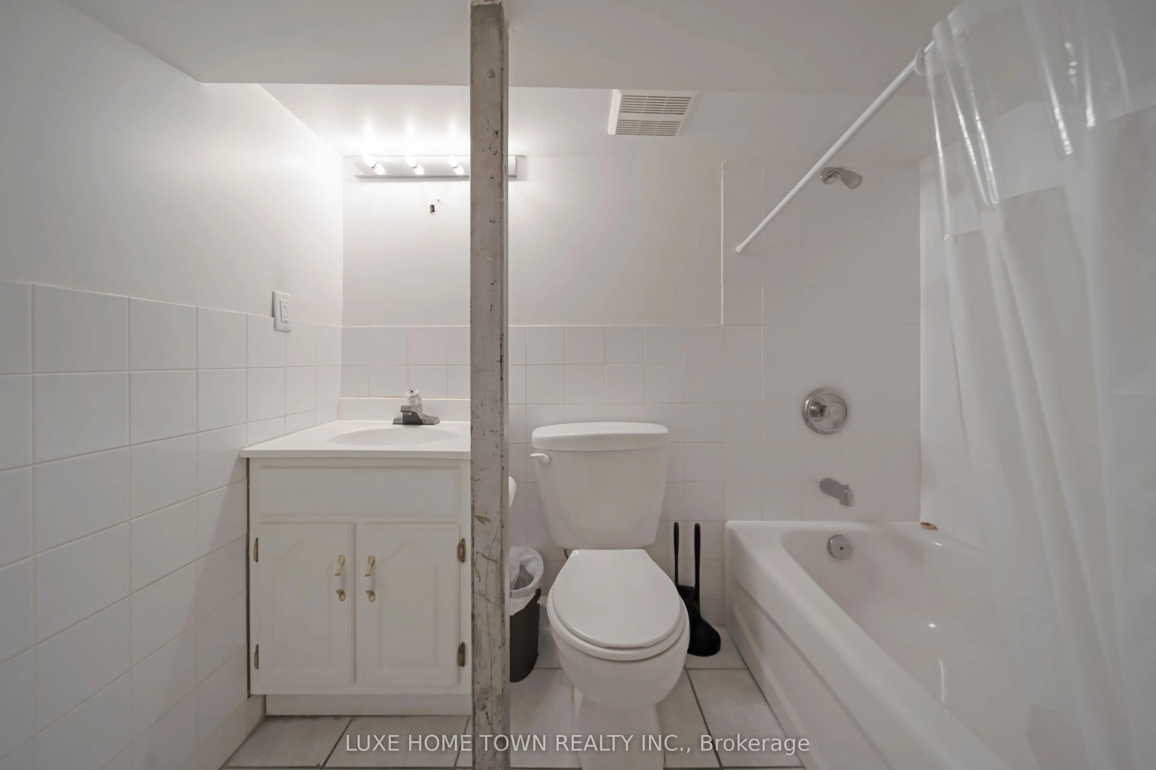 842 Dundas Street W
