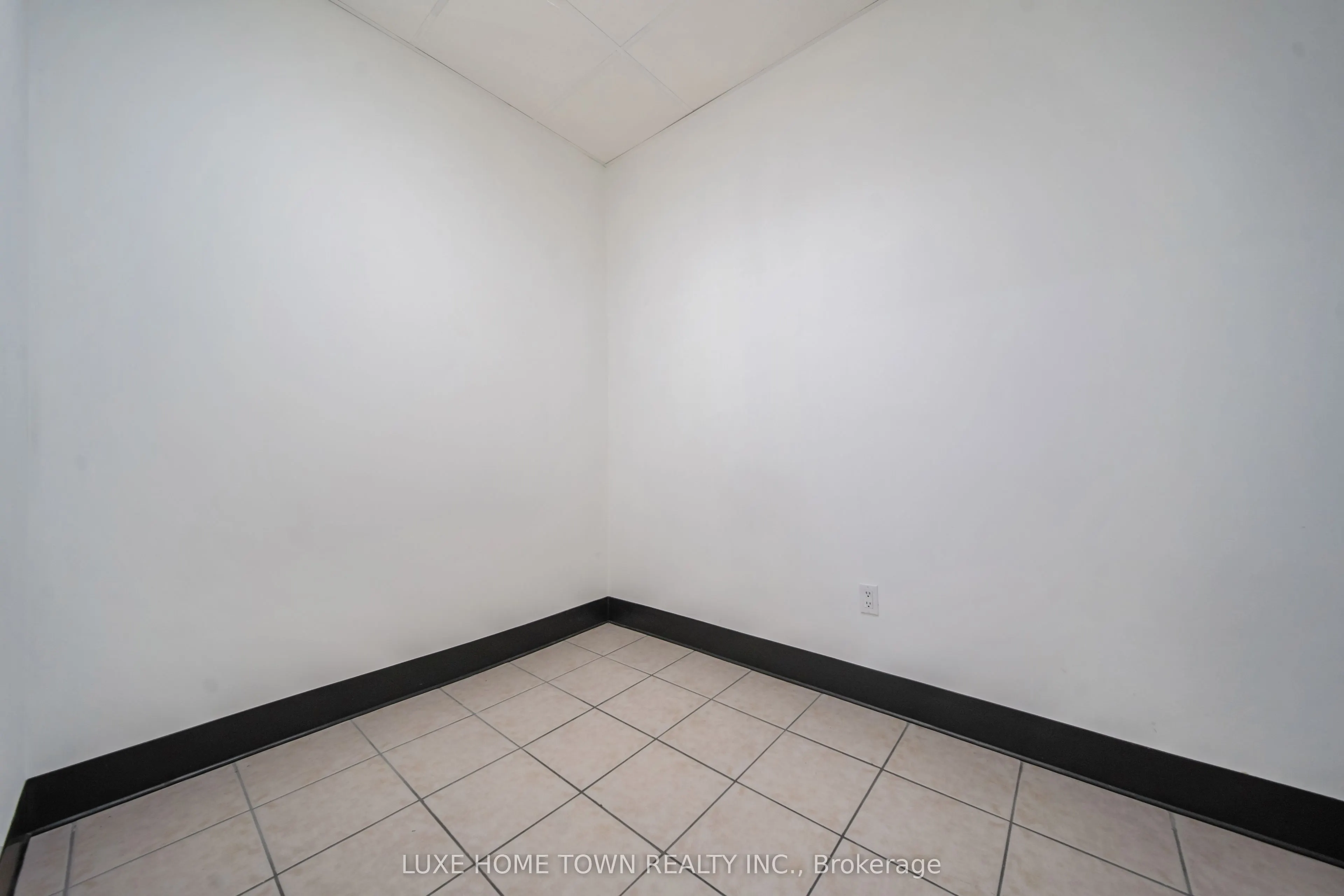 842 Dundas Street W