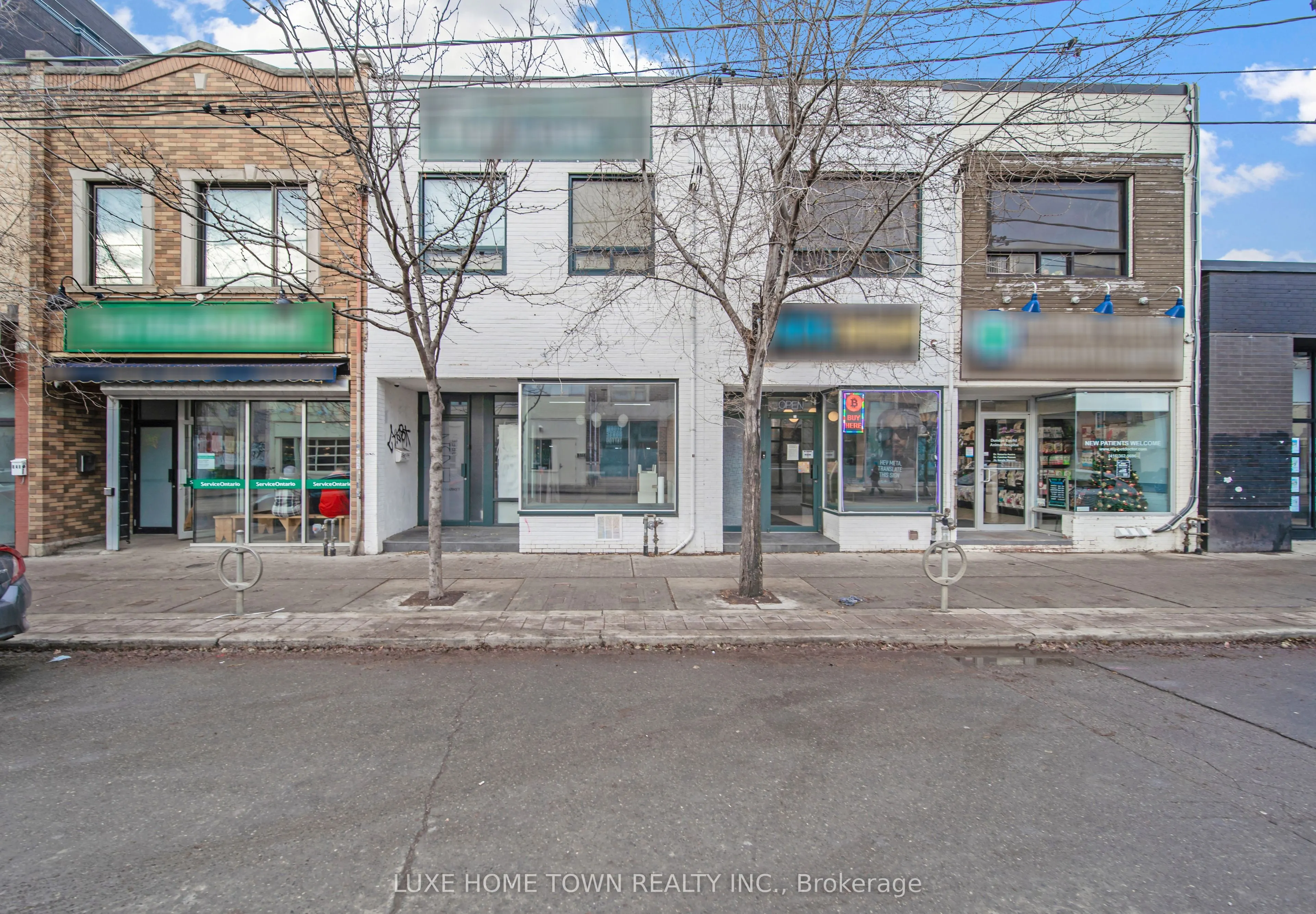 842 Dundas Street W