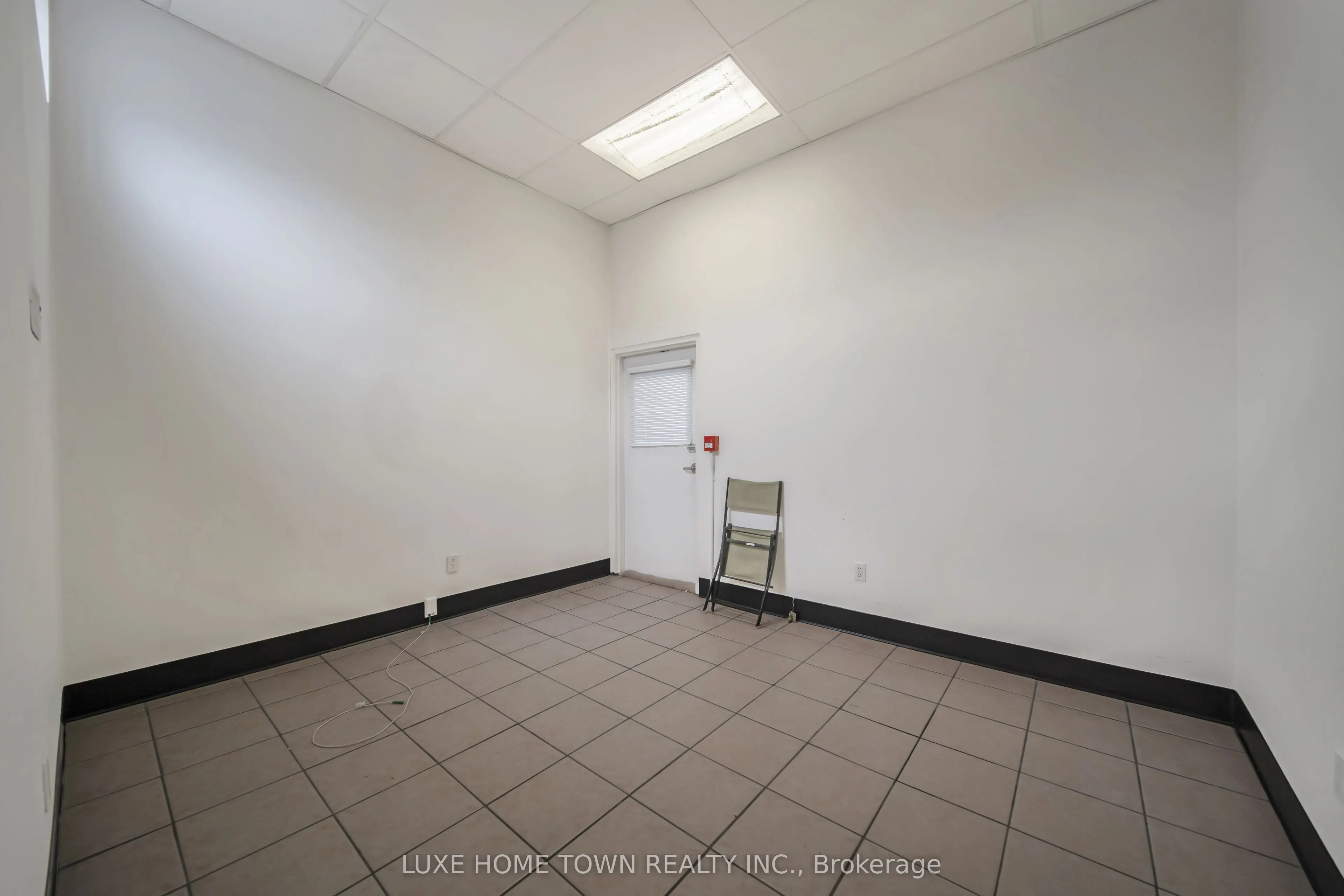 842 Dundas Street W