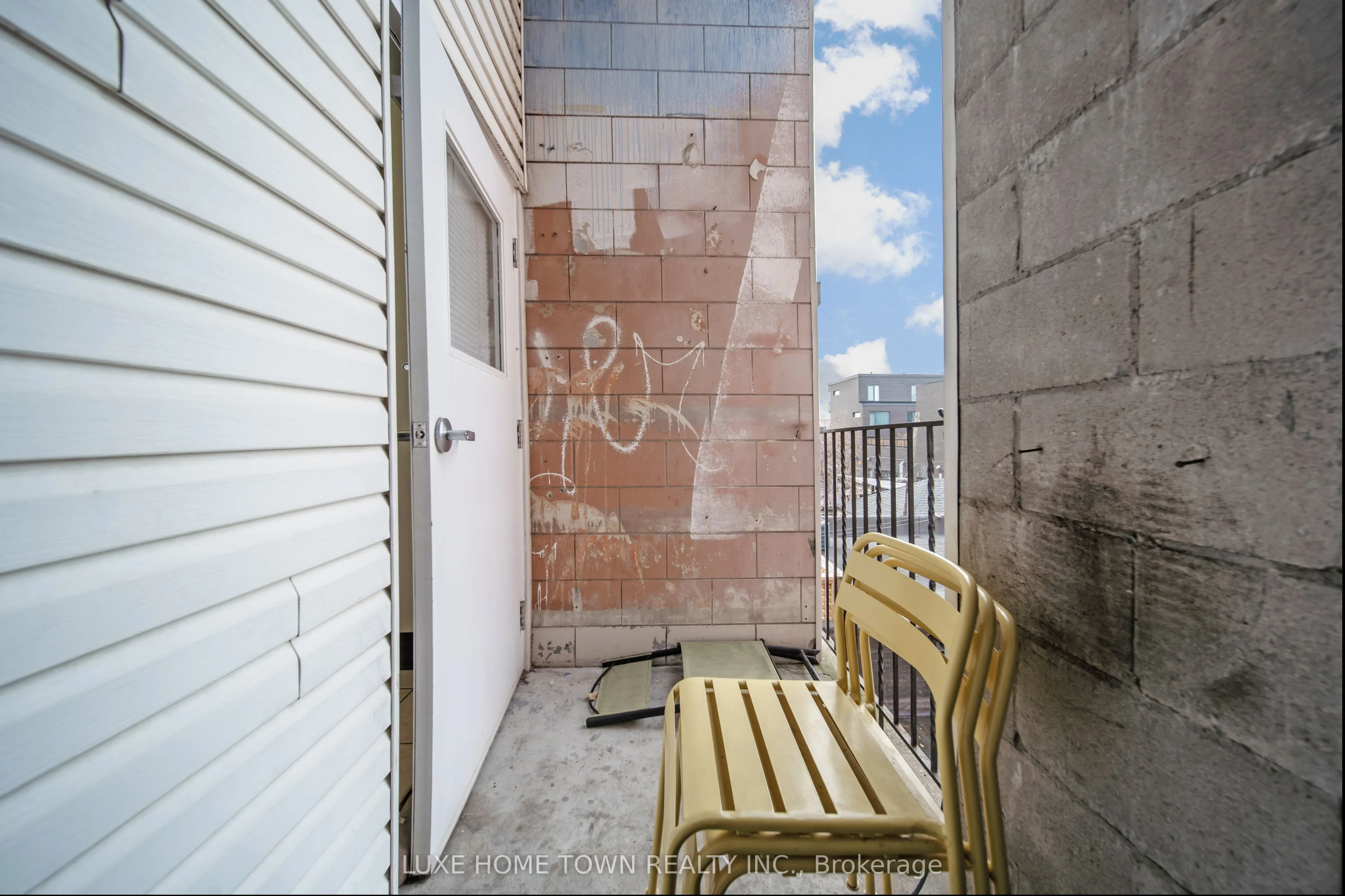 842 Dundas Street W
