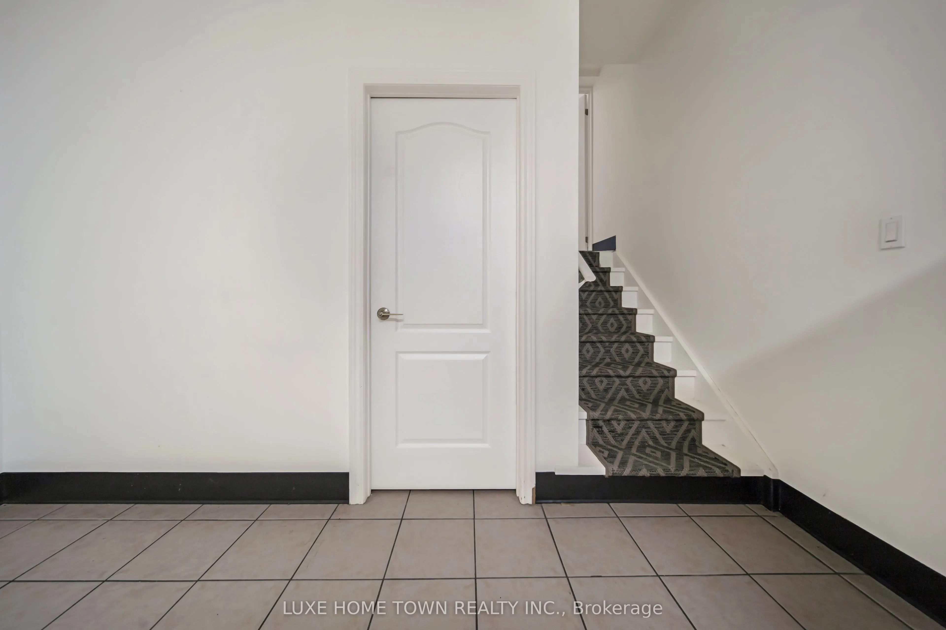 842 Dundas Street W