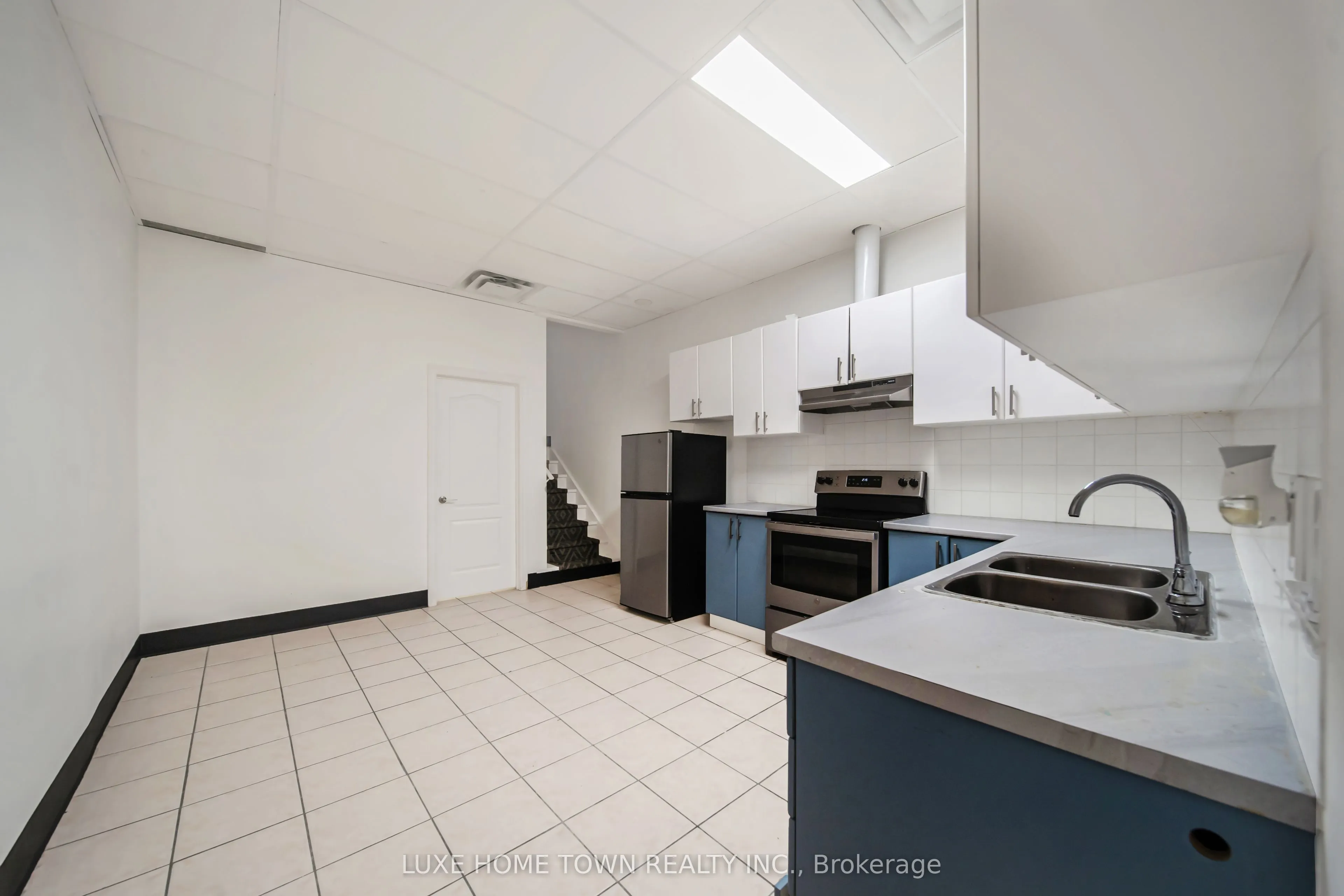 842 Dundas Street W