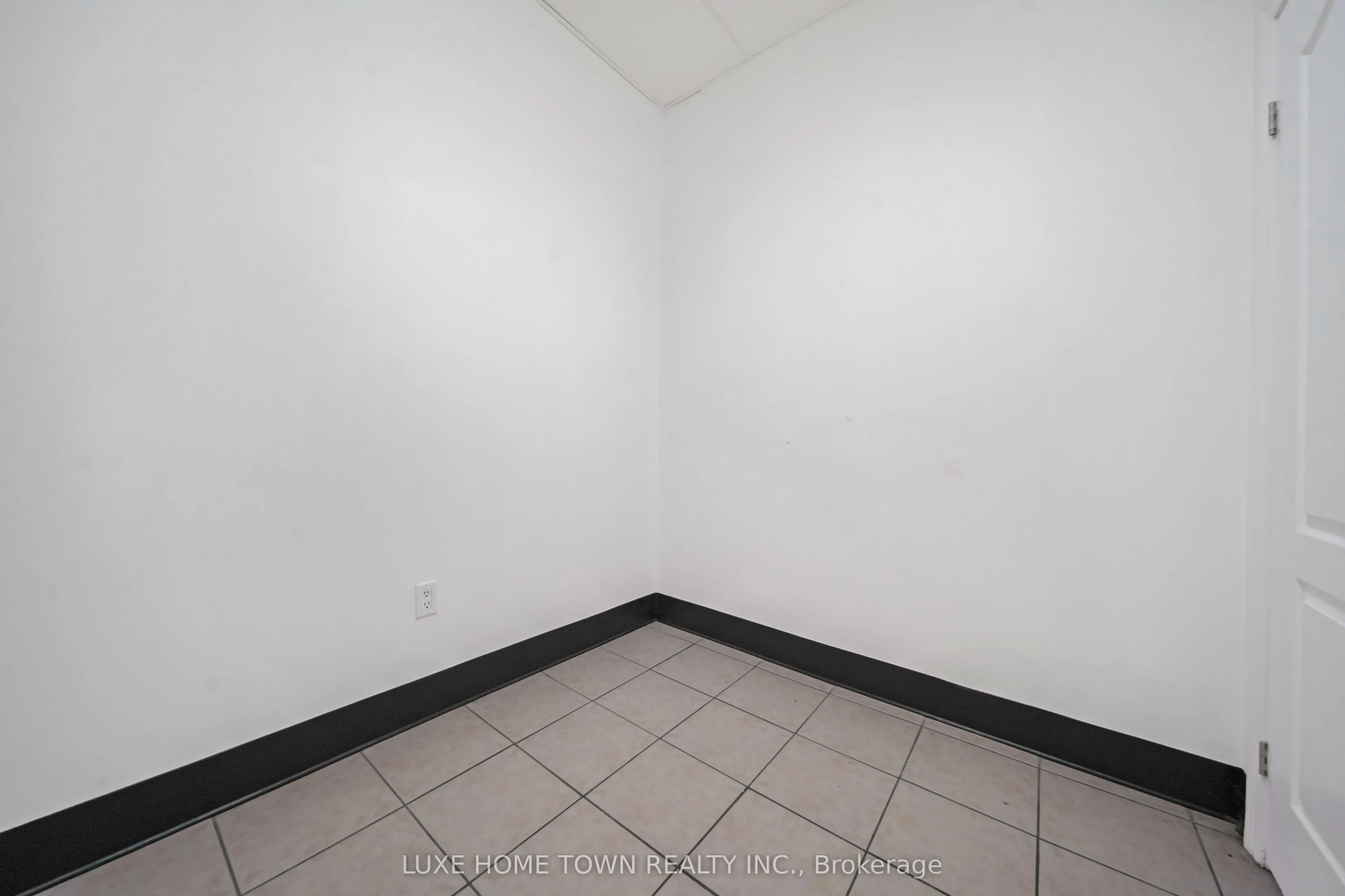 842 Dundas Street W