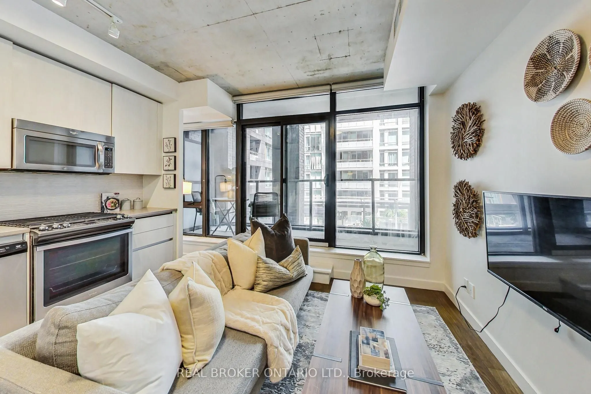 111 Bathurst Street, #320
