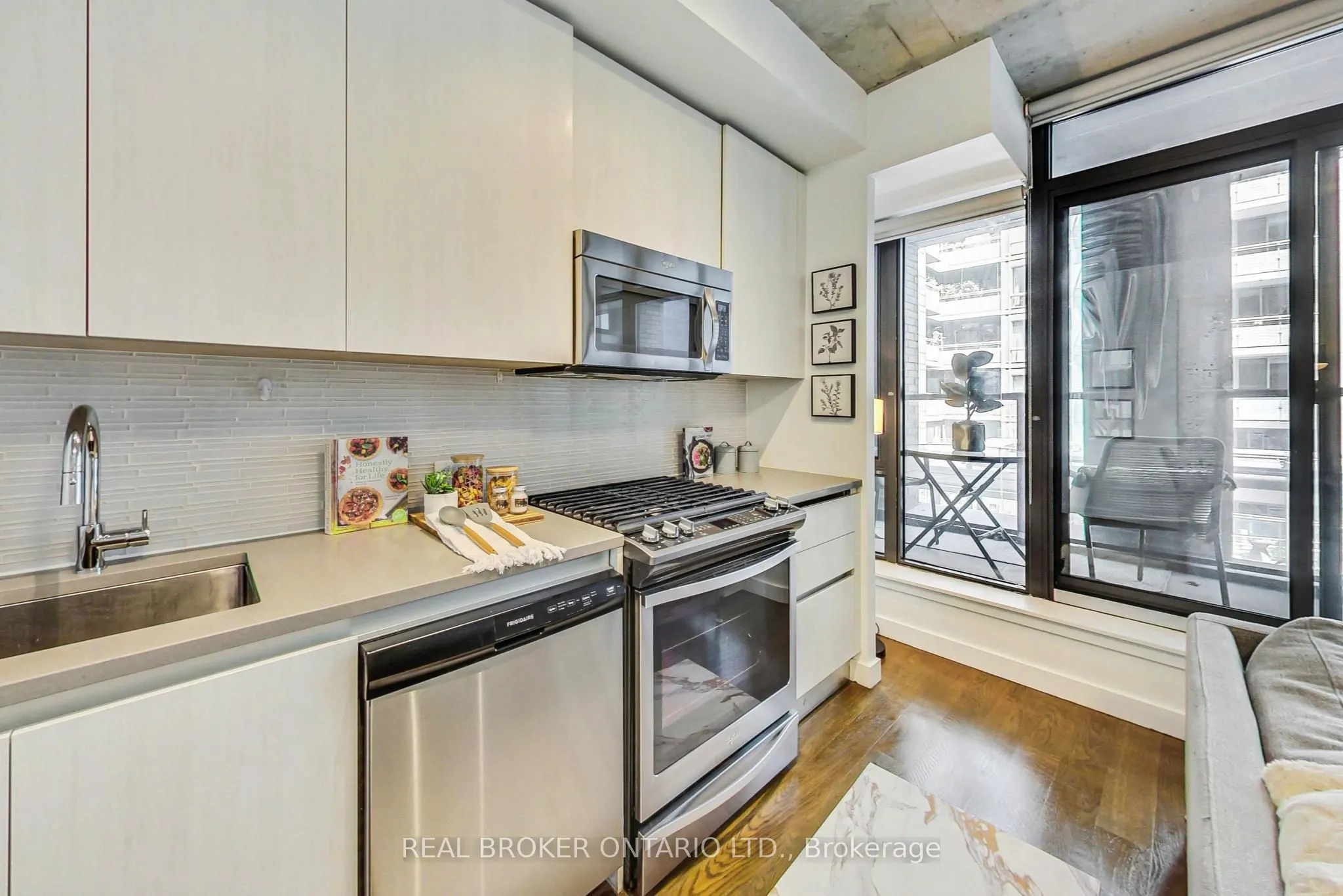 111 Bathurst Street, #320
